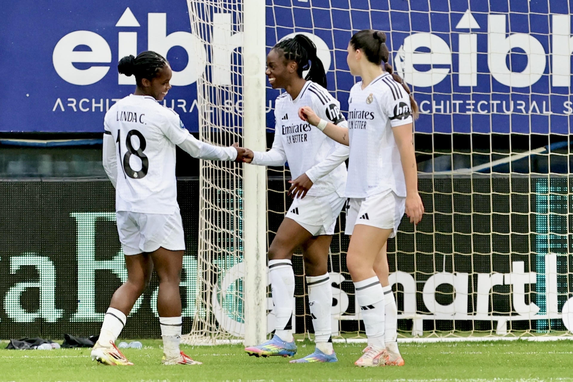 La delantera del Madrid Naomie Feller (c) celebra junto a sus compañeras tras marcar el 0-1 durante el partido de Primera División Femenina entre SD Eibar y Real Madrid celebrado este sábado en el Estadio Municipal de Ipurúa. EFE/ Javi Colmenero