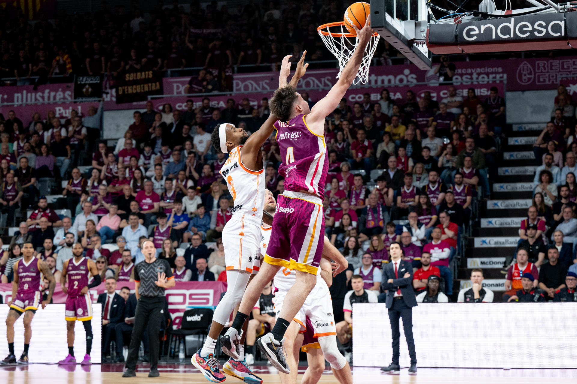 El jugador del Valencia Jean Montero intenta taponar el lanzamiento de Rafael Villar, del Hiopos Lleida, durante el partido de la Liga Endesa ACB del Força Lleida contra el Valencia. EFE/Alex López