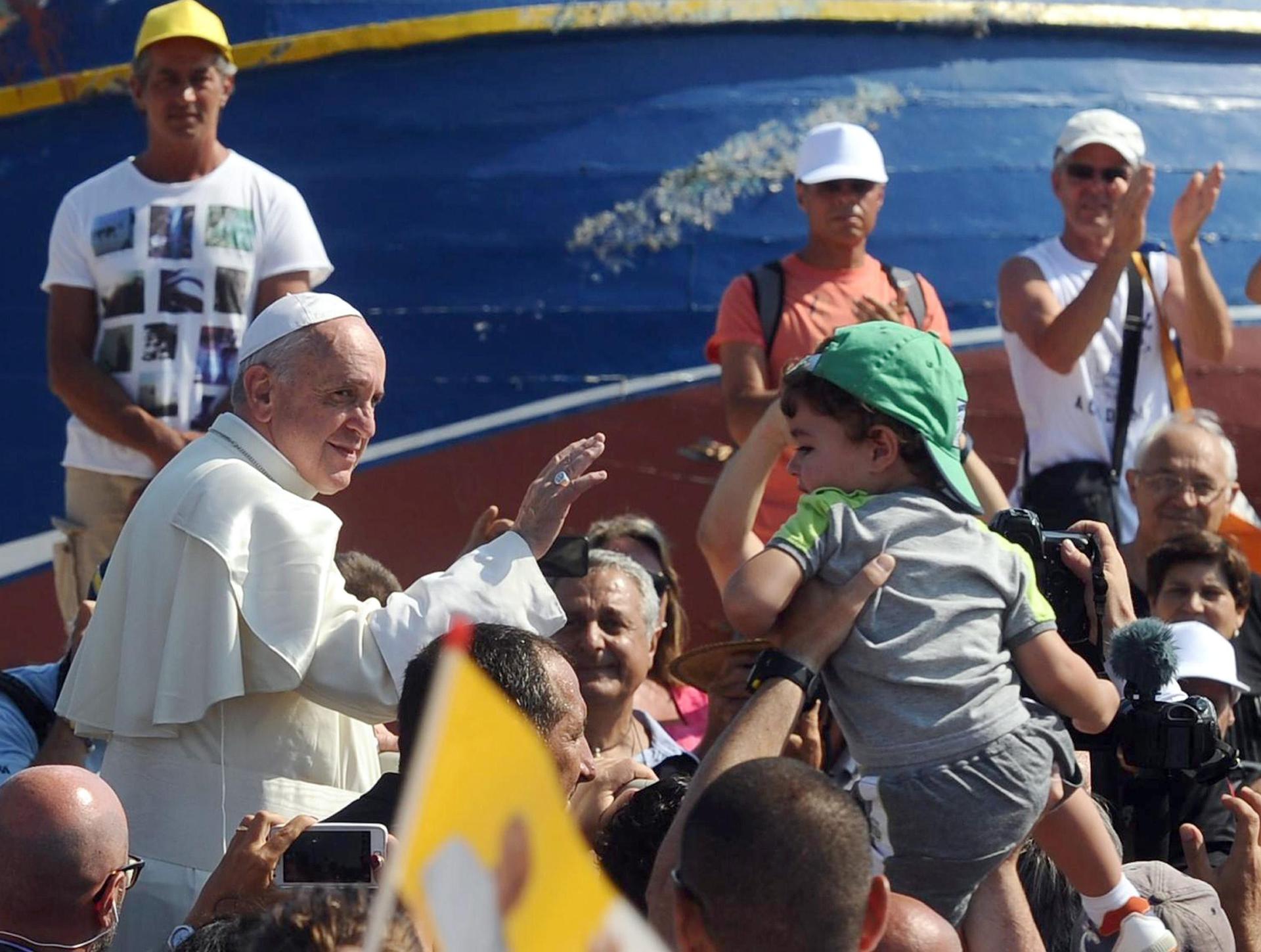 Imagen de archivo del papa Francisco durante su visita a la isla de Lampedusa (Italia) en 2013. EFE/Ciro Fusco