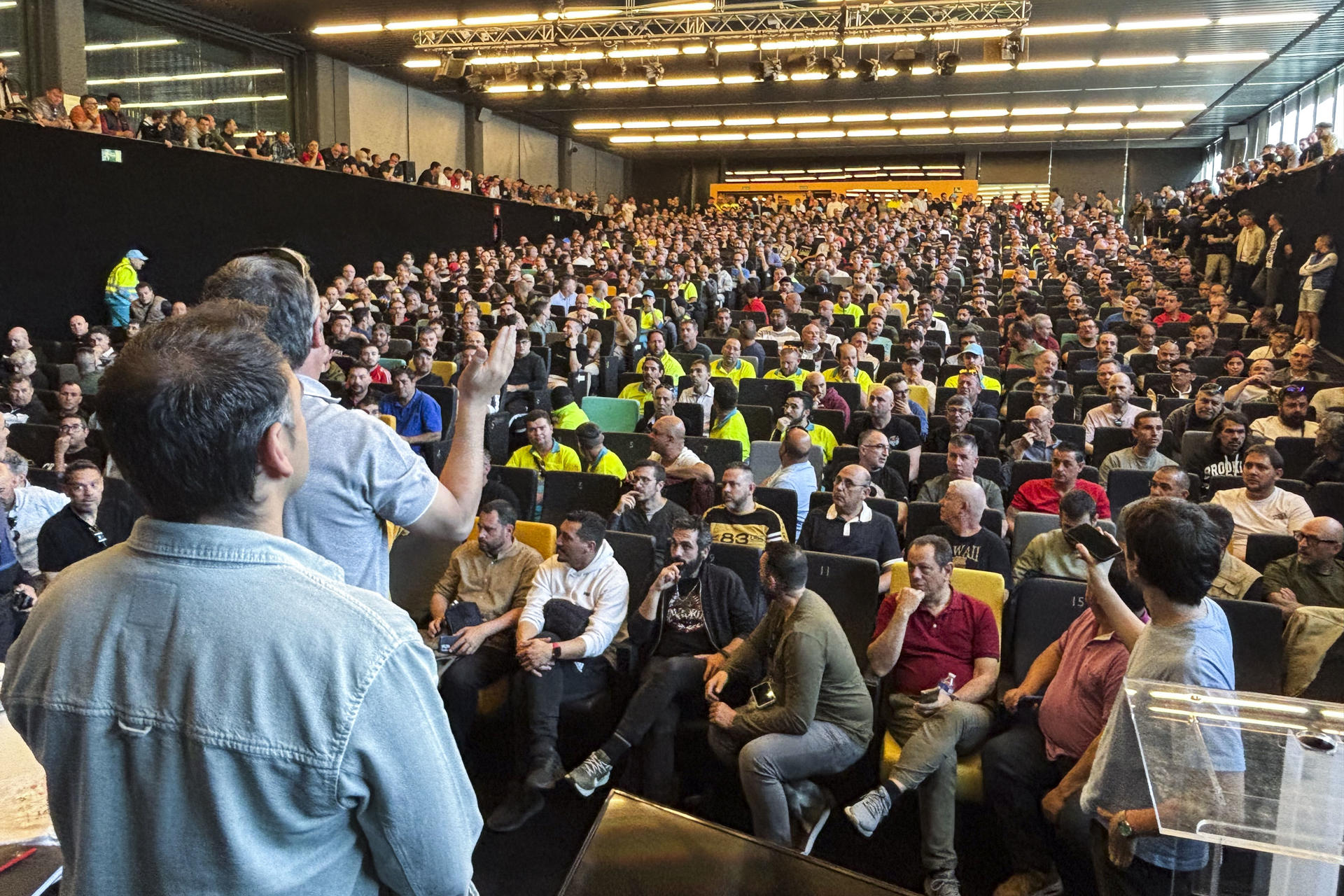 Vista general de la Asamblea de los trabajadores del servicio de recogida de residuos en Madrid que votarán este domingo si ratifican el preacuerdo alcanzado entre las empresas concesionarias y los sindicatos para poner fin a la huelga, que ya se prolonga seis días y que acumula montones de bolsas de basura por la ciudad. EFE/Juan Manuel Yagüe