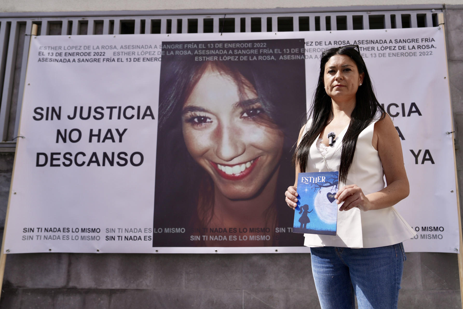 Familiares y amigos de Esther López, la vecina de Traspinedo desaparecida el 12 de enero de 2022 y cuyo cadáver apareció el 5 de febrero de ese año, durante la presentación de un poemario a la memoria de "la chica de la eterna sonrisa" que ha tenido lugar este domingo en la plaza Mayor de este municipio vallisoletano y al que han acudido un centenar de personas. EFE/R.García