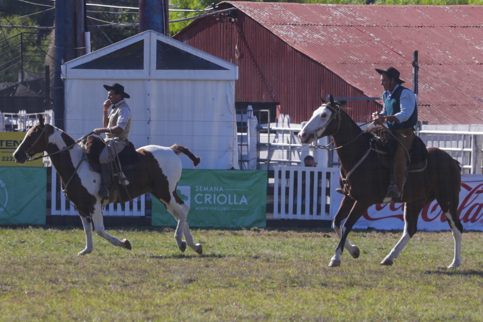 Jinetes a caballo participan de una exhibición en el predio ferial Rural del Prado durante la 98 edición de la Semana Criolla, este miércoles en Montevideo (Uruguay). EFE/ Alejandro Prieto
