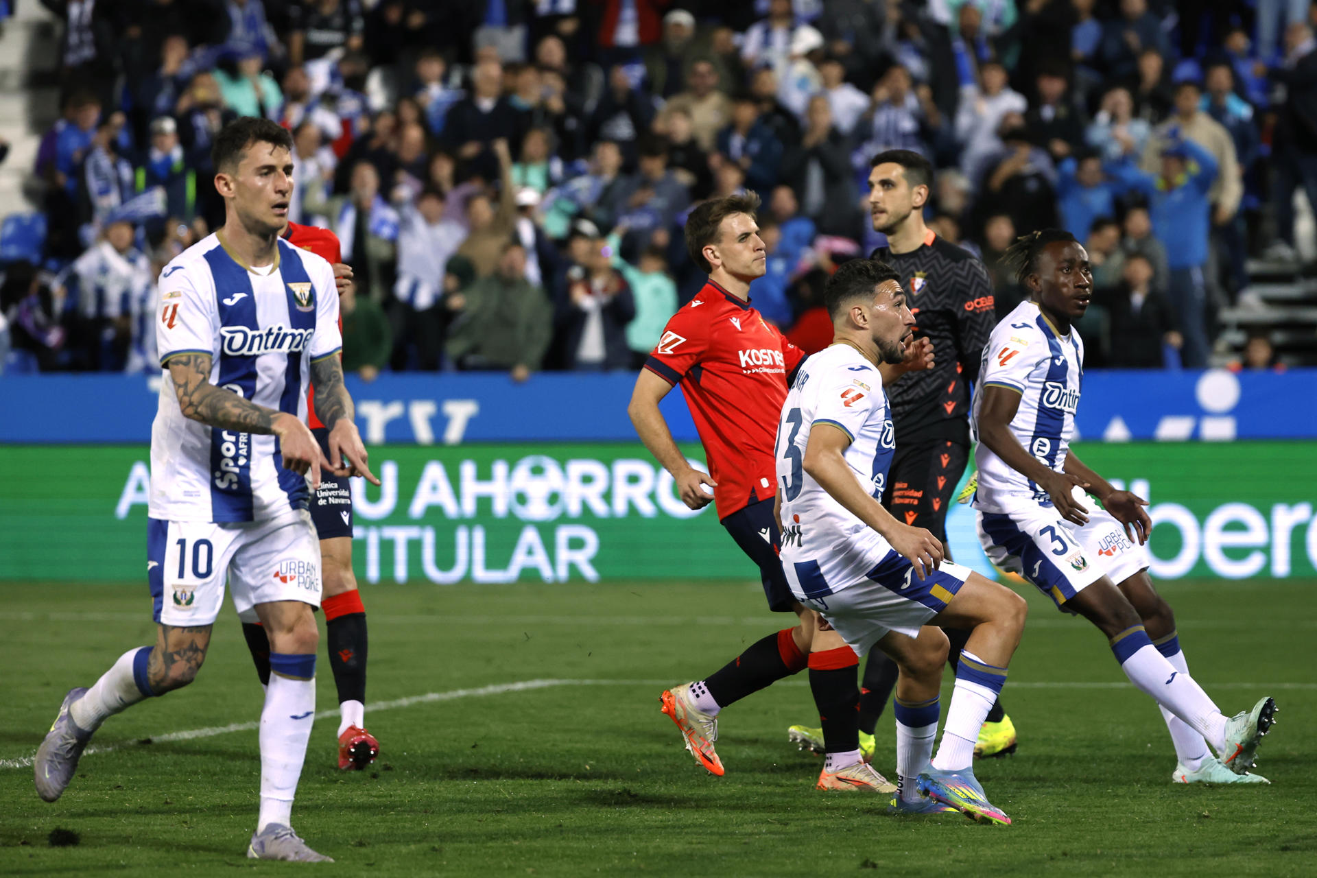 El delantero del Leganés Daniel Rabaseda "Raba" (i) celebra su gol durante el partido de la jornada 30 de LaLiga entre el CD Leganés y el CA Osasuna, este lunes en el Estadio Municipal de Butarque, en Leganés. EFE/Juanjo Martín