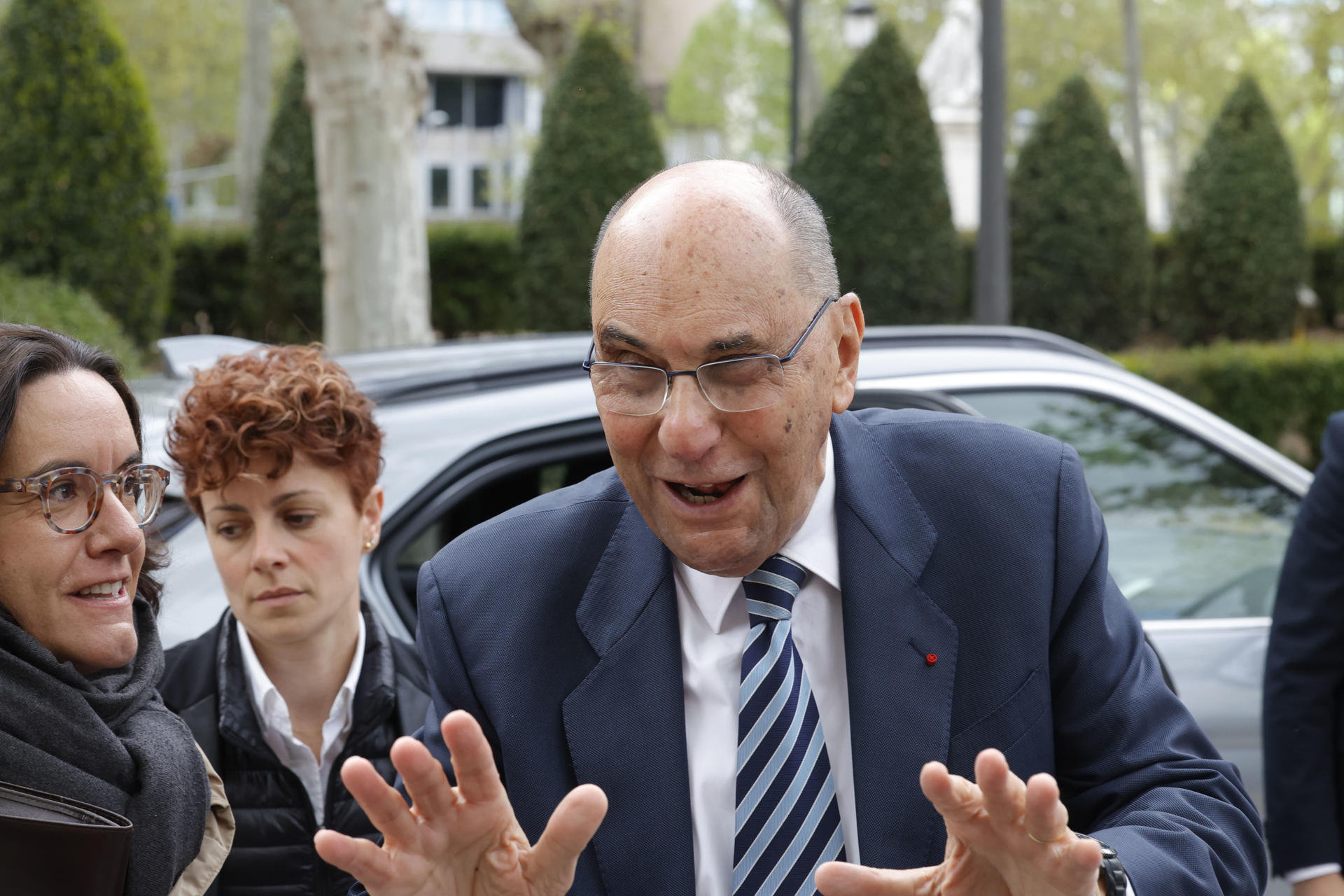 El cofundador de Vox y exdirigente del PP Alejo Vidal-Quadras antes de declarar este martes ante el juez de la Audiencia Nacional que investiga el intento de asesinato que sufrió en plena calle, en Madrid, el 9 de noviembre de 2023, cuando recibió un tiro en la cara de una persona que huyó en moto y que fue detenida meses después en Países Bajos. EFE/ Zipi Aragon