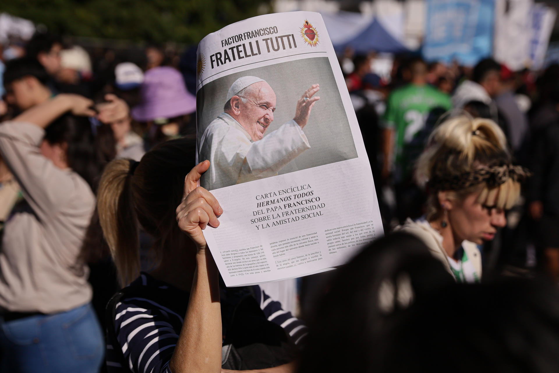 Una persona sostiene un periódico con la imagen del papa Francisco durante una misa en su honor este sábado, frente a la Catedral Metropolitana de Buenos Aires (Argentina). EFE/ Stringer