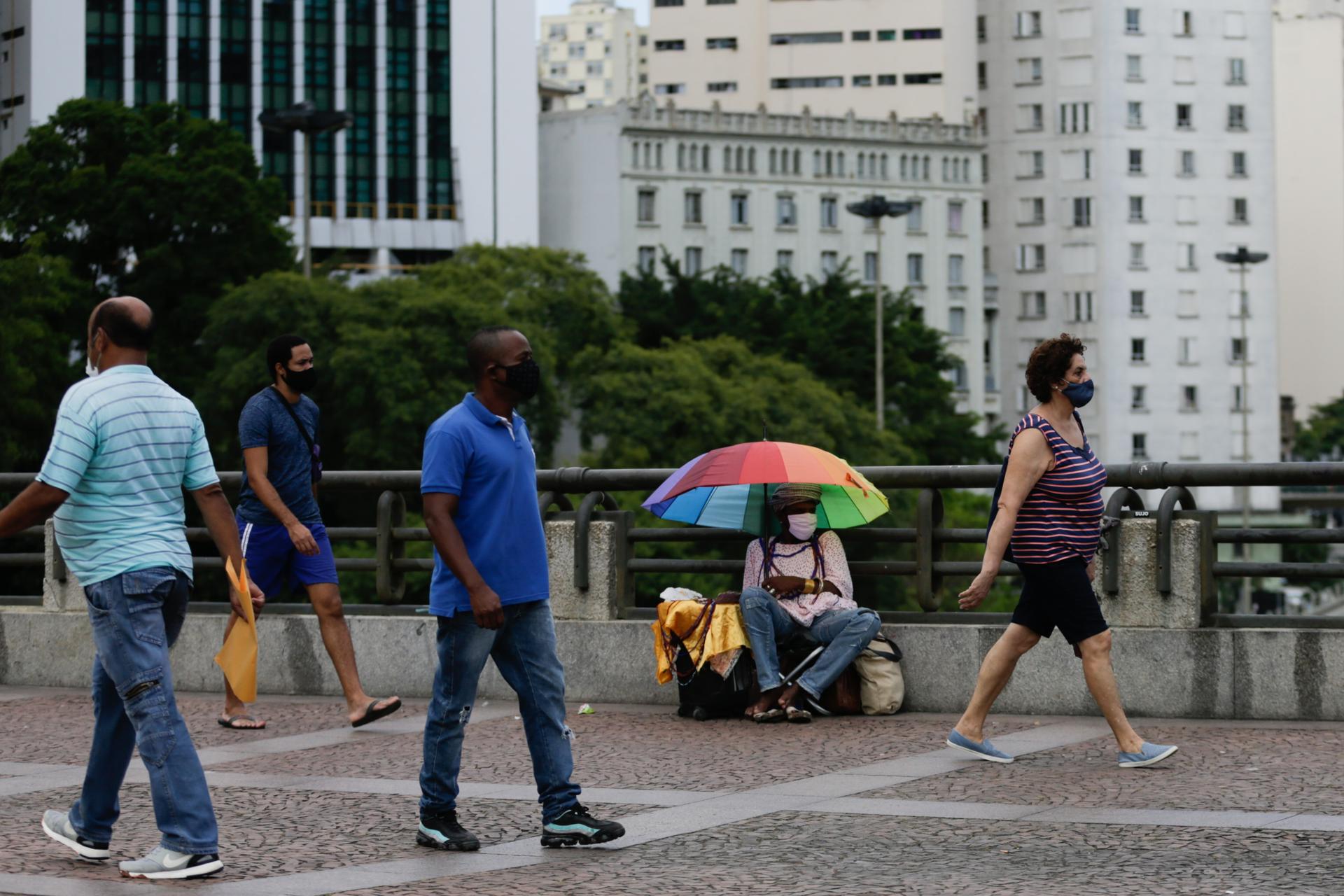 Fotografía de archivo en donde se ve un vendedor ambulante en Sao Paulo (Brasil). EFE/ Fernando Bizerra