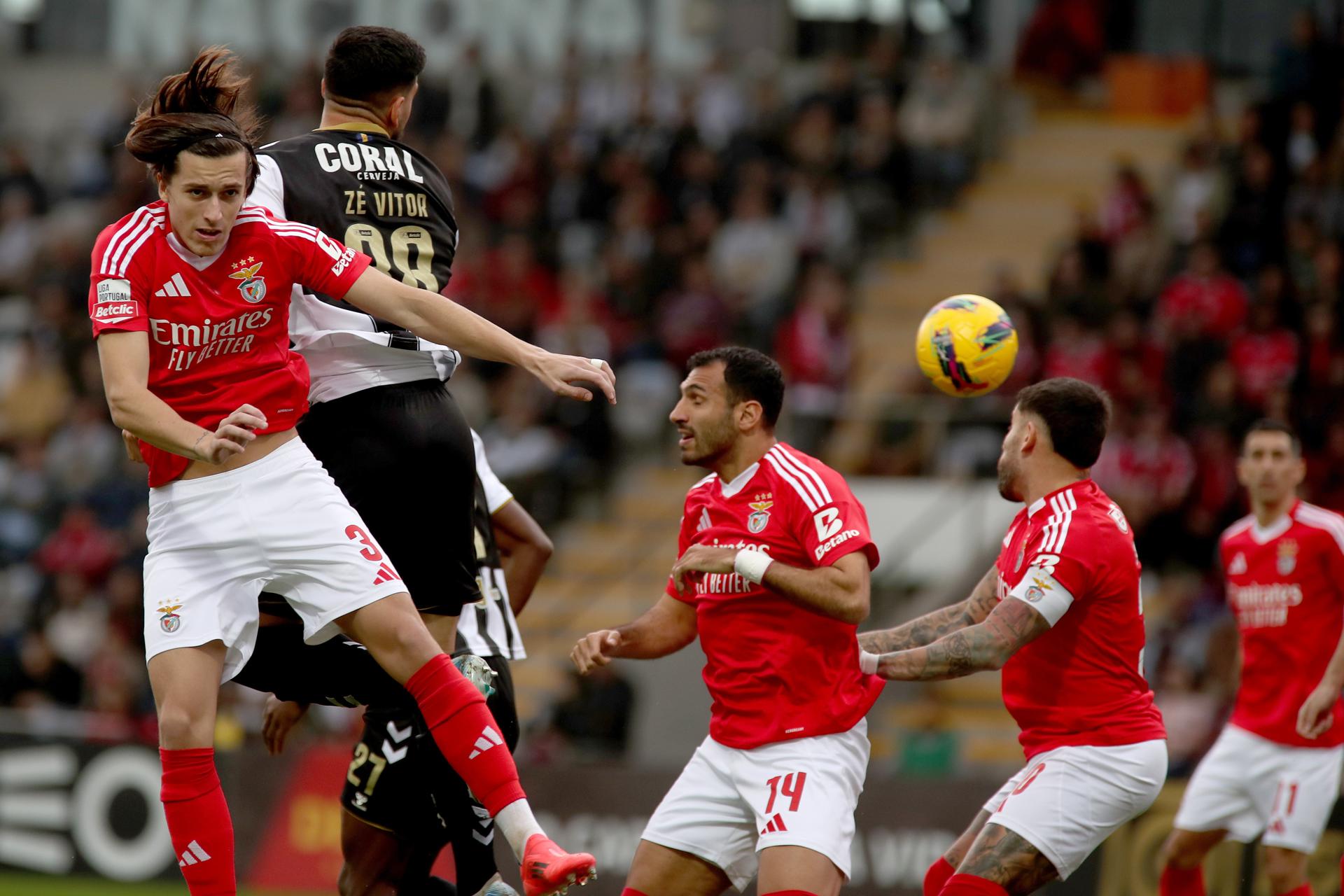 Alvaro Carreras (iz), del Benfica, durante un partido de la liga portuguesa. EFE/HOMEM DE GOUVEIA