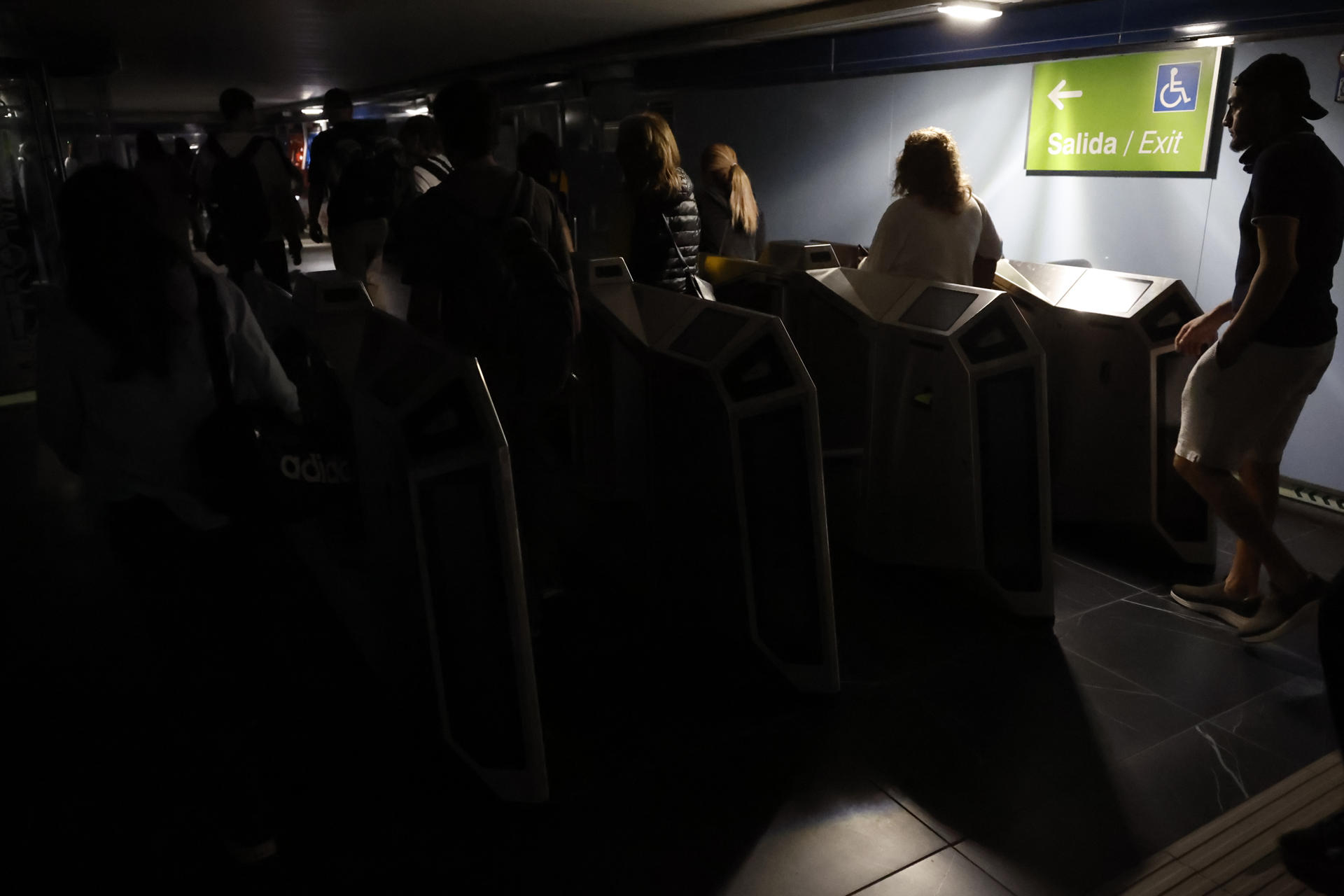Usuarios del Metro de Madrid abandonan una de las estaciones del suburbano tras registrarse un apagón a nivel peninsular este lunes. EFE/Mariscal