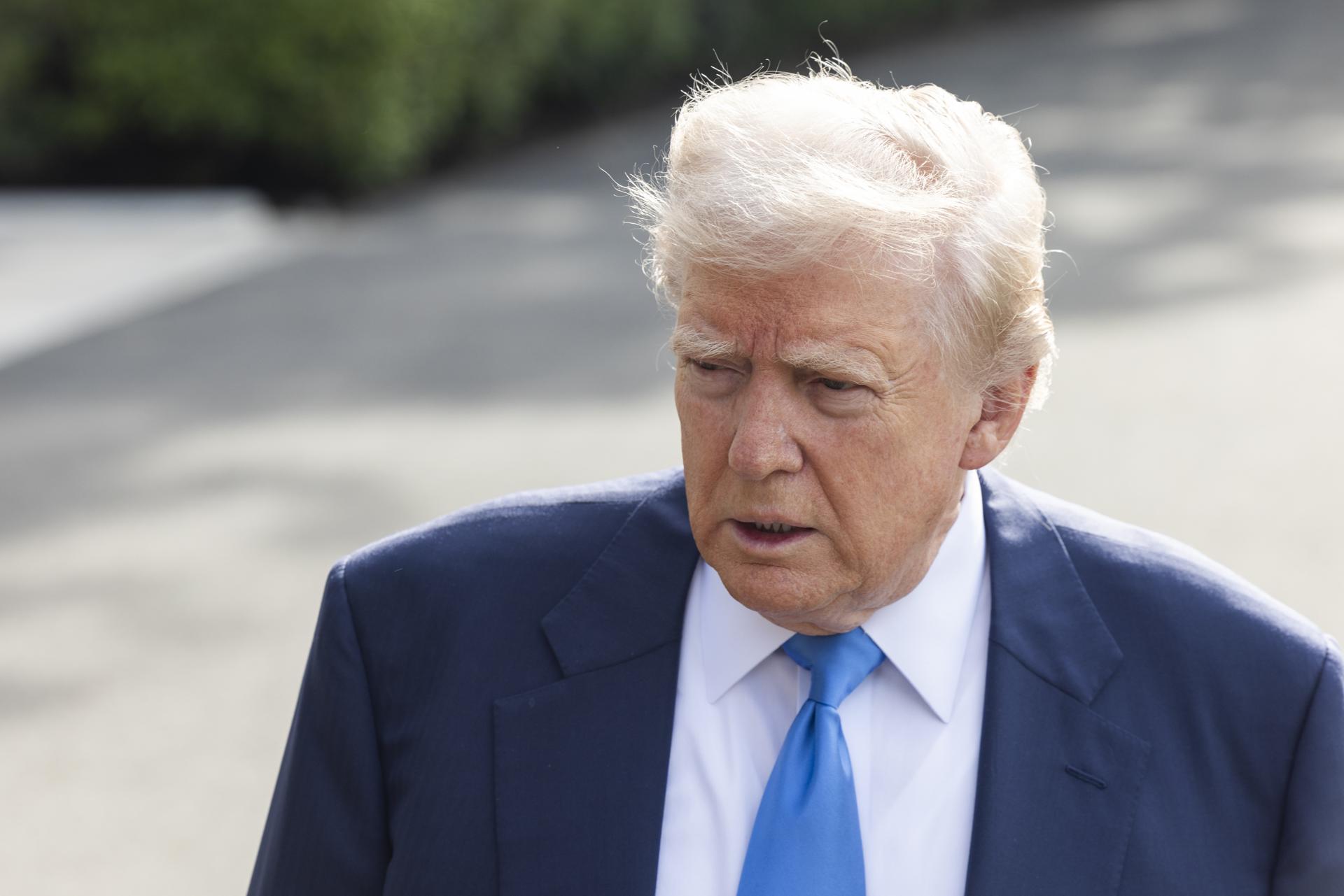 El presidente de Estados Unidos, Donald Trump, ofrece breves declaraciones a los medios antes de partir de la Casa Blanca rumbo a Roma. EFE/EPA/JIM LO SCALZO