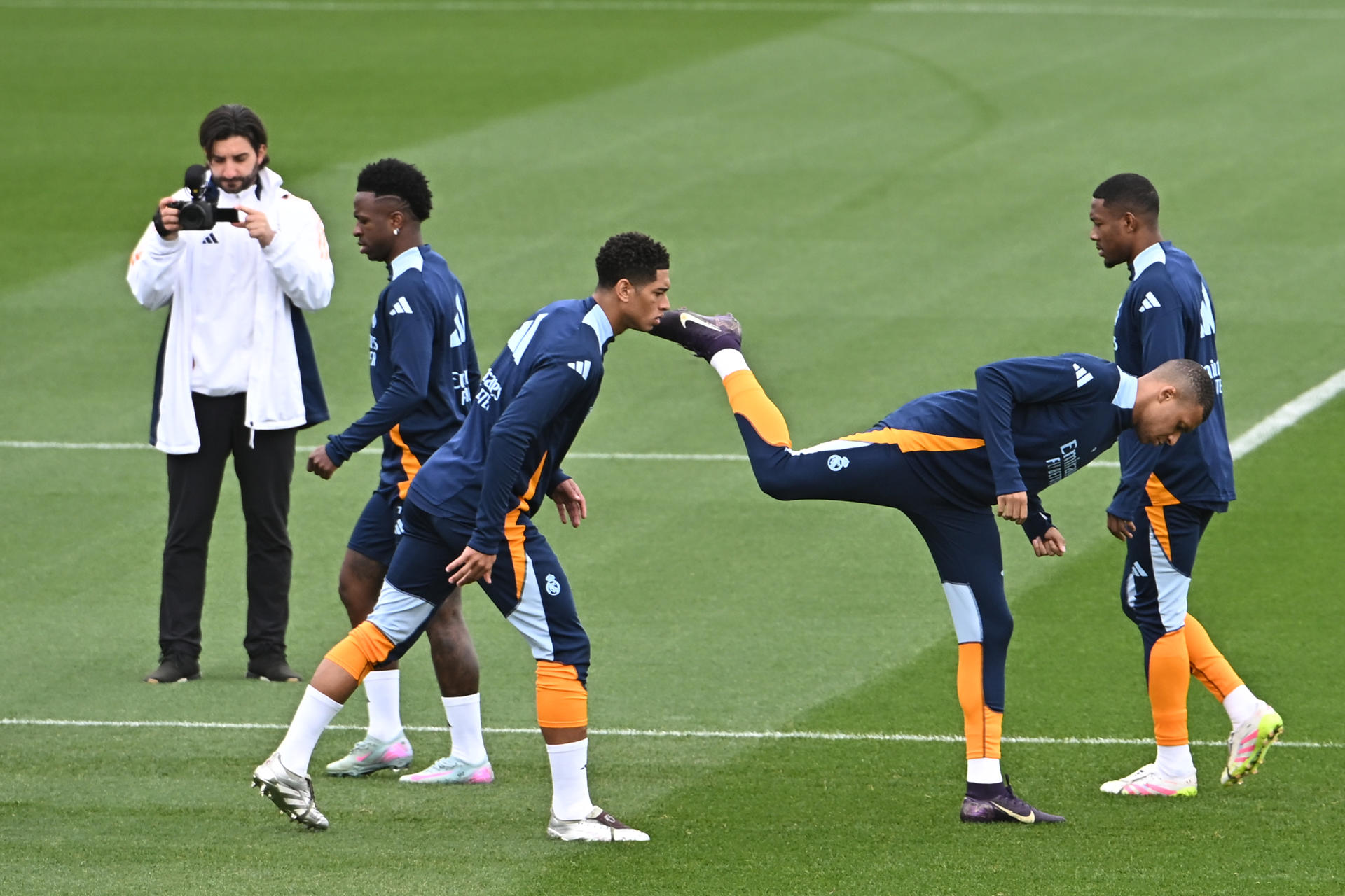 Los jugadores del Real Madrid Vinicius (i), Bellingham (2i), Mbappé (2d) y Alaba (d) durante el entrenamiento realizado este martes en la Ciudad Deportiva de Valdebebas, donde el equipo prepara el partido de Liga que disputa mañana miércoles ante el Getafe. EFE/Fernando Villar