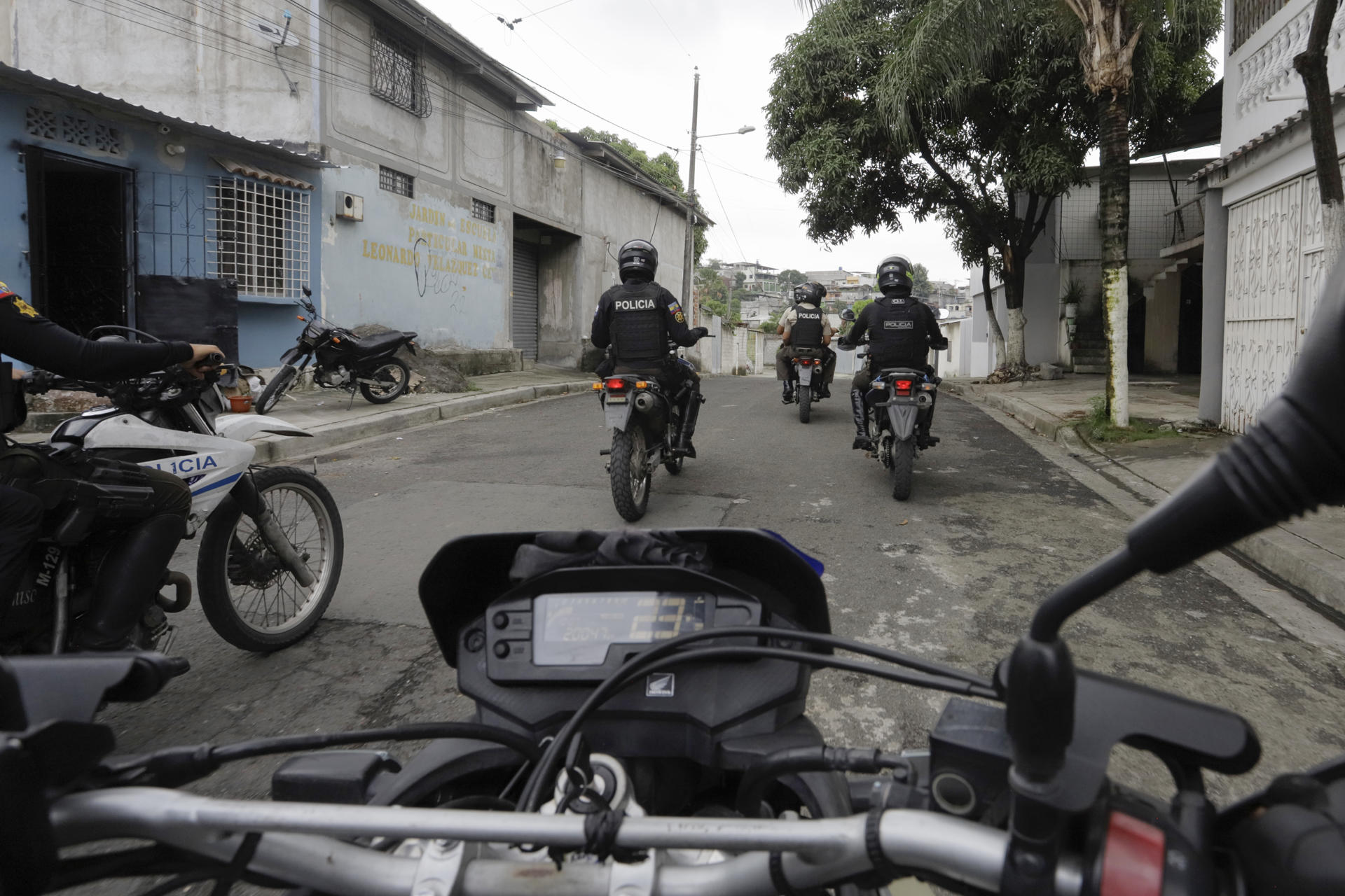 Fotografía de archivo en donde se ven integrantes de la Policía de Ecuador mientras patrullan un barrio de Guayaquil (Ecuador). EFE/ Carlos Durán Araújo