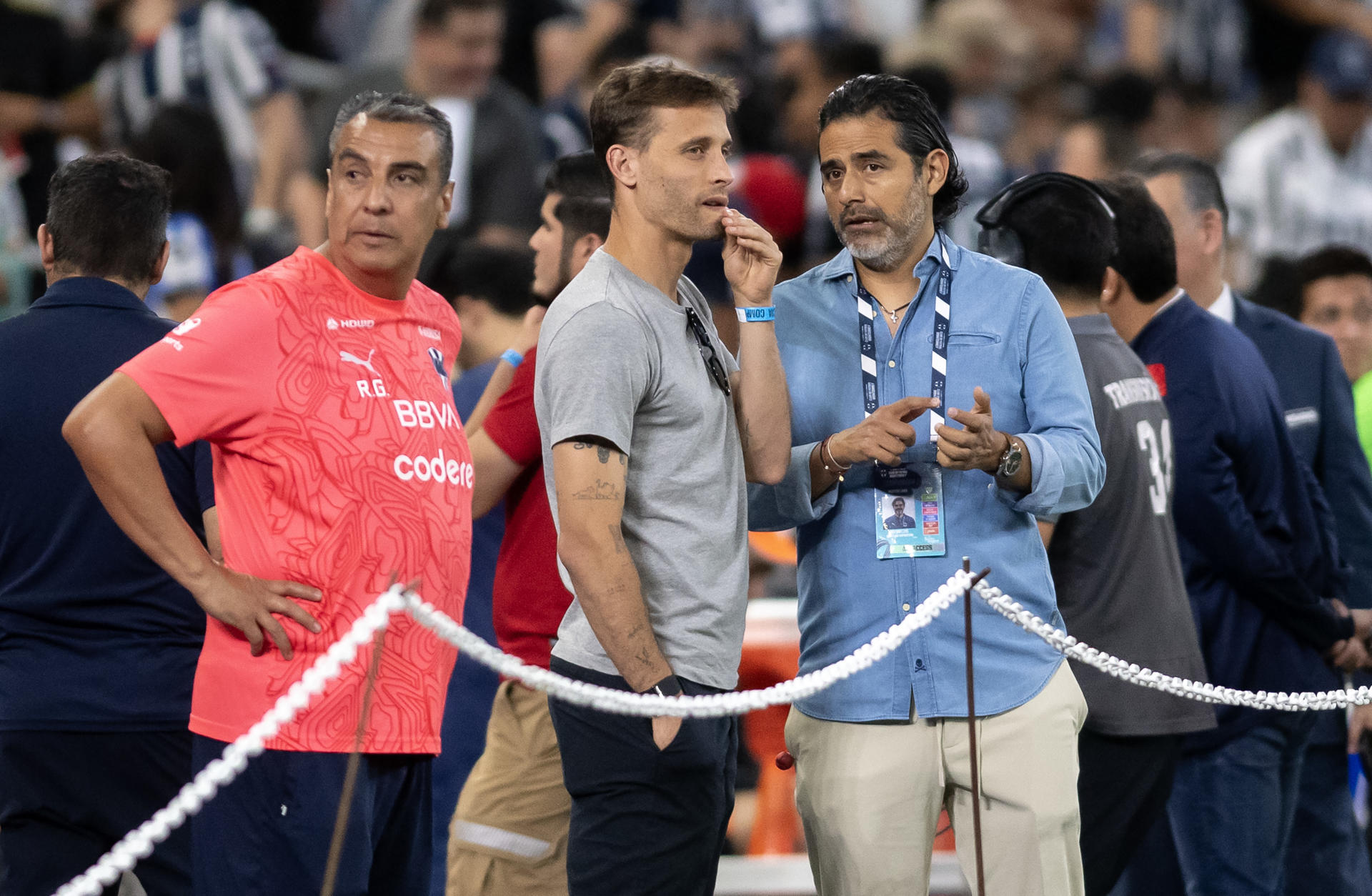 Imagen de archivo del jugador español Sergio Canales (c) de Monterrrey, quien observa los ejercicios de calentamiento de sus compañeros, previo al partido entre Monterrey y Guadalajara del Torneo Clausura 2025 este, en el estadio BBVA en Monterrey (México). EFE/ Miguel Sierra