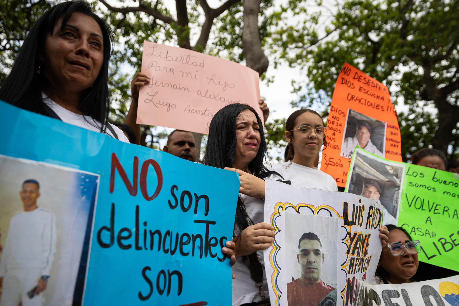 Familiares de venezolanos detenidos en una cárcel salvadoreña se manifiestan este martes, en Caracas (Venezuela). EFE/ Ronald Pena R