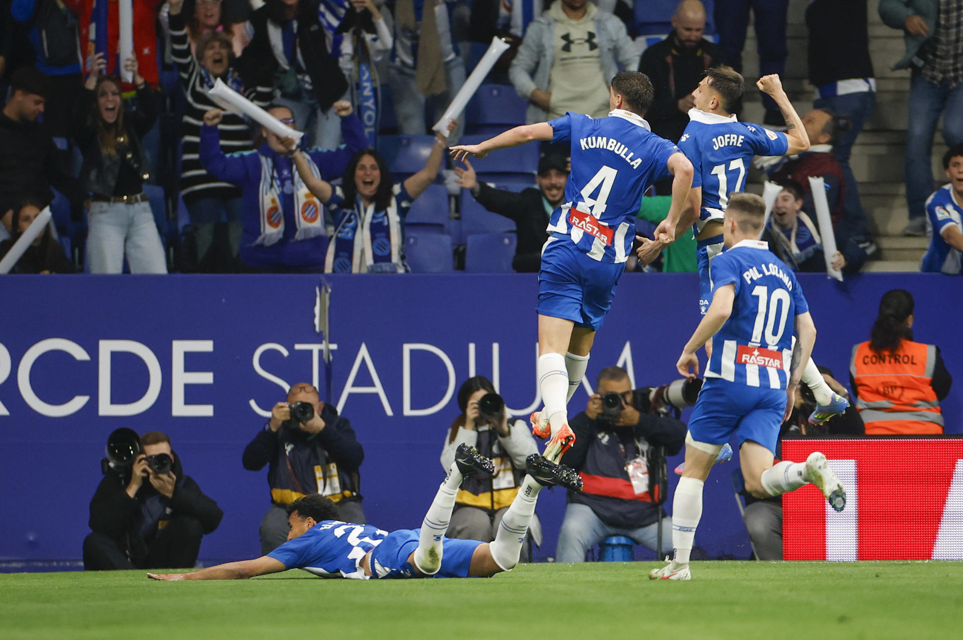 Los jugadores del Espanyol celebran el primer gol de su equipo durante el partido de la jornada 32 de LaLiga EA Sports, entre el RCD Espanyol y el Getafe, en el RCDE Stadium de Barcelona. EFE/ Alberto Estévez