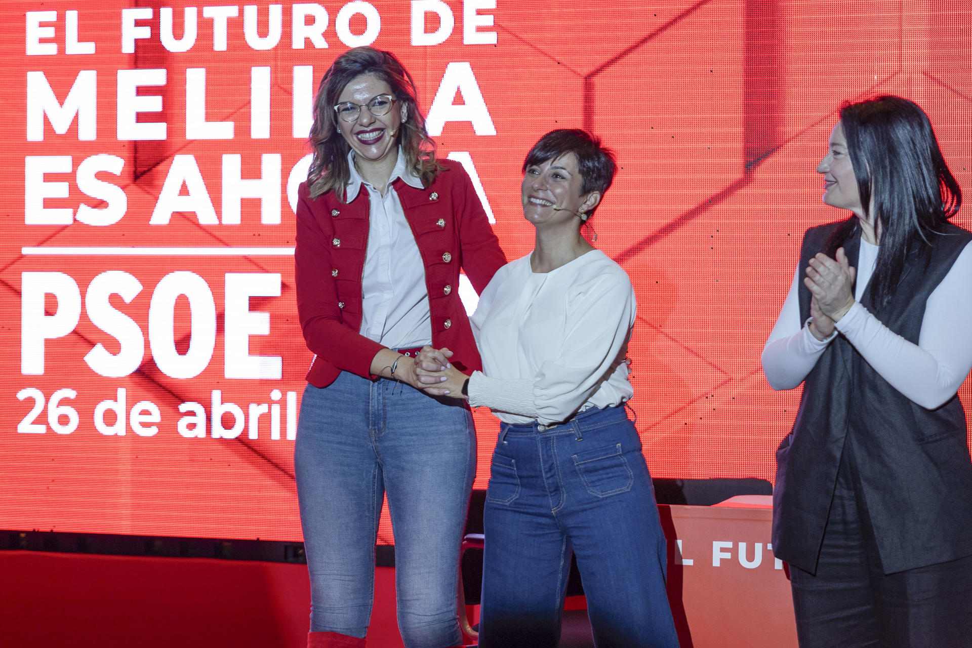 La ministra de Vivienda y Agenda Urbana, Isabel Rodríguez (c), junto a la delegada del Gobierno en Melilla, Sabrina Moh (i), durante el XV Congreso Regional del PSOE de Melilla. EFE/Jose Manuel Giner