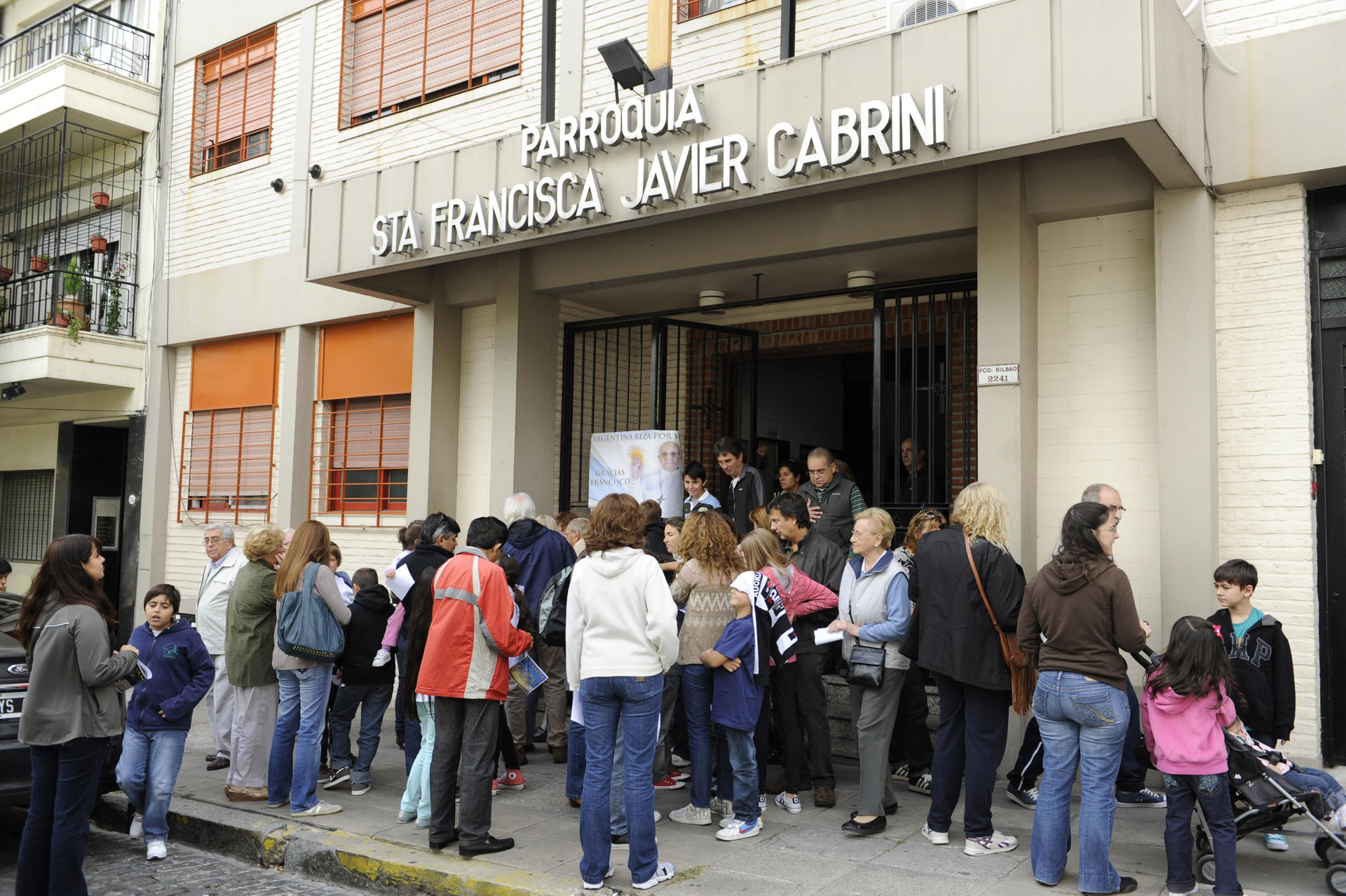 Fotografía del 17 de marzo de 2013 de fieles saliendo de una misa en la parroquia San Francisco Javier en Flores, Buenos Aires (Argentina). EFE/ Enrique García Medina