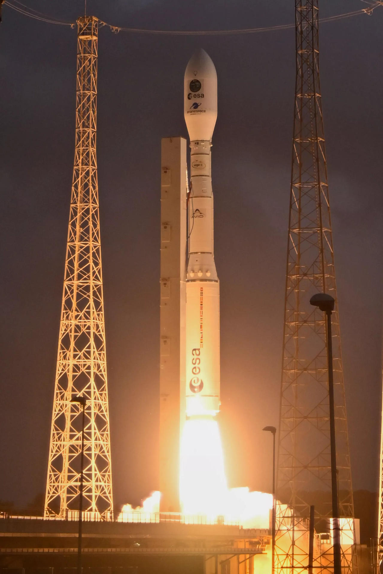 Un cohete Vega C despegó este martes desde el puerto espacial europeo de Kurú para poner en órbita el satélite Biomass, la nueva misión de la Agencia Espacial Europea que estudiará los bosques. Fotografía facilitada por la: ESA - S. Corvaja. EFE