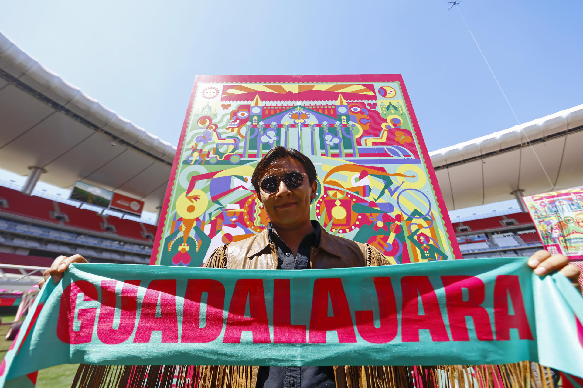 El artista Mario Cortés ‘Cuamanche’ creador de la imagen oficial para el Mundial de Fútbol 2026 posa en un evento este miércoles, en el estadio Guadalajara (México). EFE/ Francisco Guasco