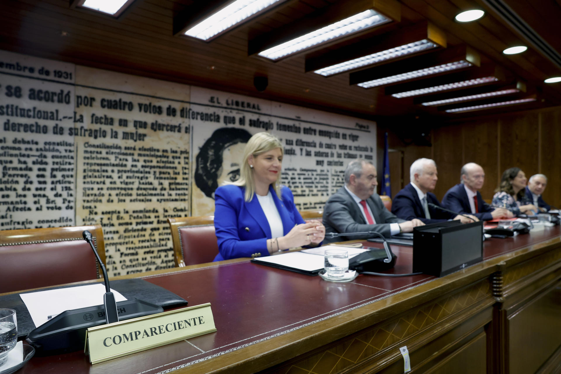 Vista del asiento vacío (i) de la compareciente en el caso Koldo Jéssica Rodríguez, expareja del exministro José Luis Ábalos, este lunes, en la comisión de investigación del caso en el Senado, donde le esperaban preguntas sobre los beneficios que presuntamente obtuvo de la trama, como una vivienda gratuita o empleos en dos empresas públicas. EFE/ Zipi