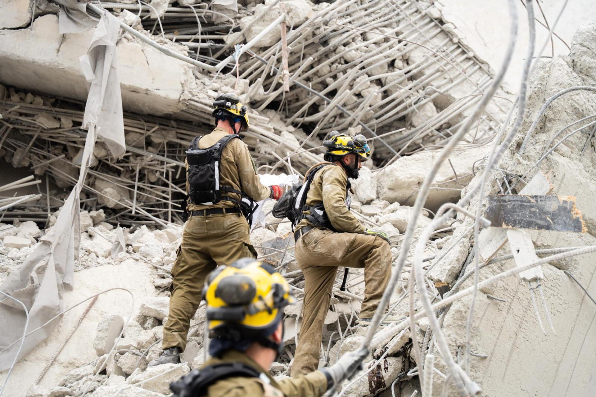 Labores de rescate por parte de especialistas israelíes en Bangkok (Tailandia) este miércoles tras el terremoto del 28 de marzo. El comandante de la unidad de rescate israelí enviada a Tailandia, una de las zonas afectadas por el terremoto que se registró en Birmania (Myanmar), ha explicado a EFE que no pierden la esperanza en encontrar supervivientes, pese a que en los últimos días "han rescatado decenas de cuerpos". EFE/ Ejército de Israel (IDF) ***SOLO USO EDITORIAL/SOLO DISPONIBLE PARA ILUSTRAR LA NOTICIA QUE ACOMPAÑA (CRÉDITO OBLIGATORIO)***