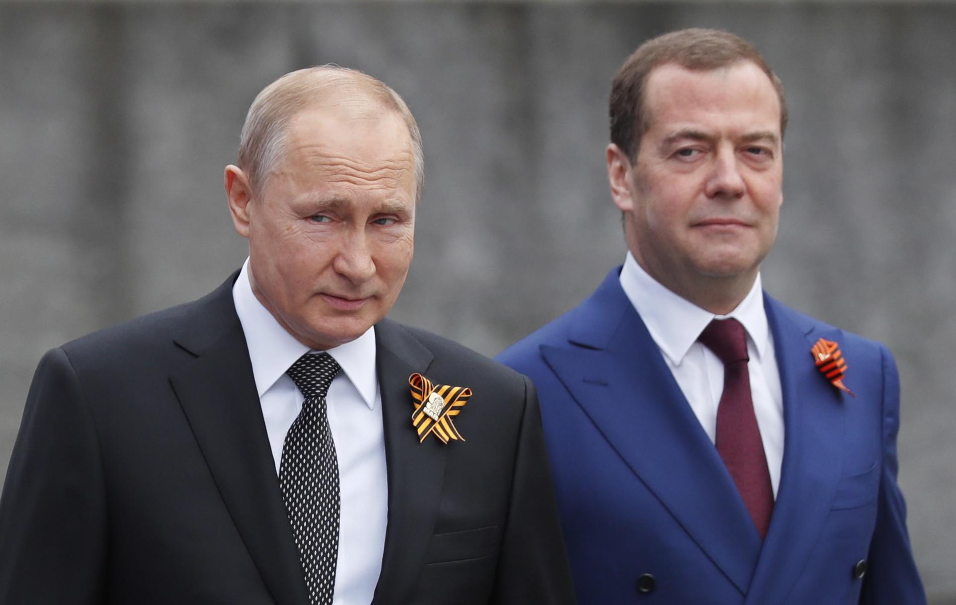 El expresidente ruso y actual subjefe del Consejo de Seguridad de Rusia, Dmitri Medvédev (derecha), junto con el presidente de Rusia, Vladímir Putin, en una foto de archivo. EFE/Yuri Kochetkov