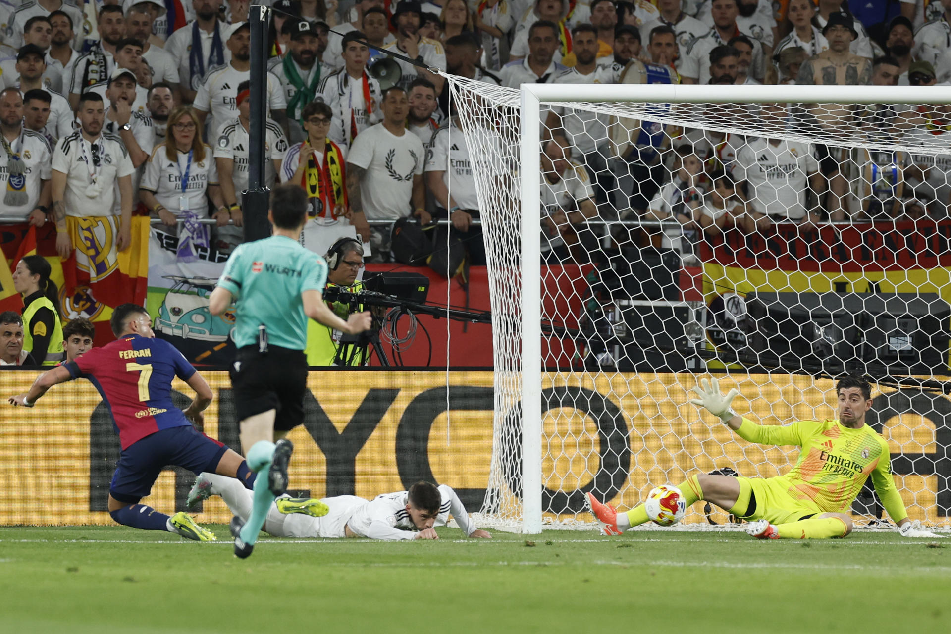 El guardameta belga del Real Madrid, Thibaut Courtois (d), detiene el remate del delantero del FC Barcelona, Ferrán Torres, durante el encuentro correspondiente a la final de la Copa del Rey que disputaron Real Madrid y FC Barcelona en el estadio de La Cartuja, en Sevilla. EFE / Julio Muñoz.