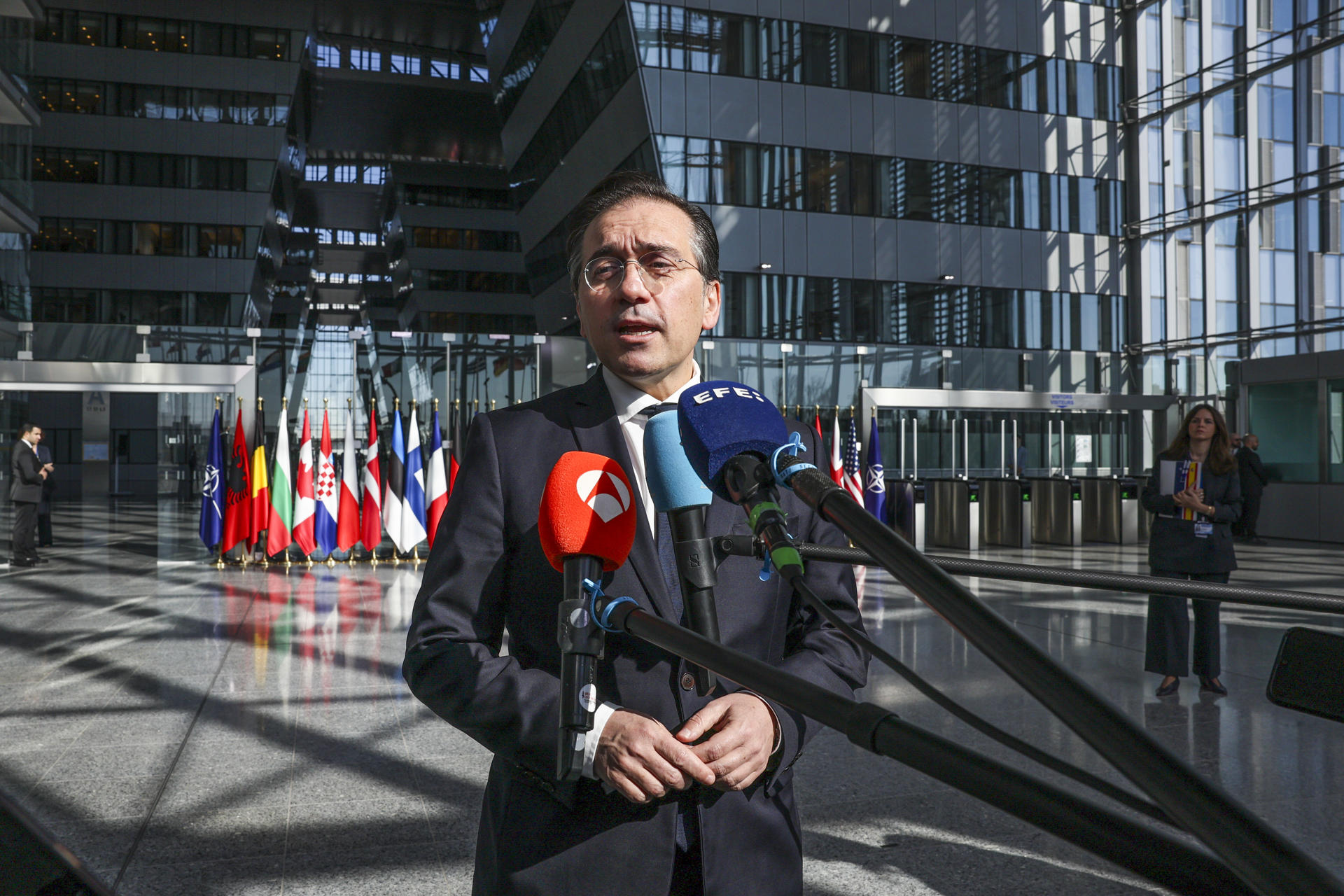 BRUSELAS, 03/04/2025.- El ministro de Exteriores español, José Manuel Albares, atiende a los medios a su llegada a la reunión de Ministros de la OTAN celebrada este jueves en Bruselas.  EFE/Pablo Garrigós