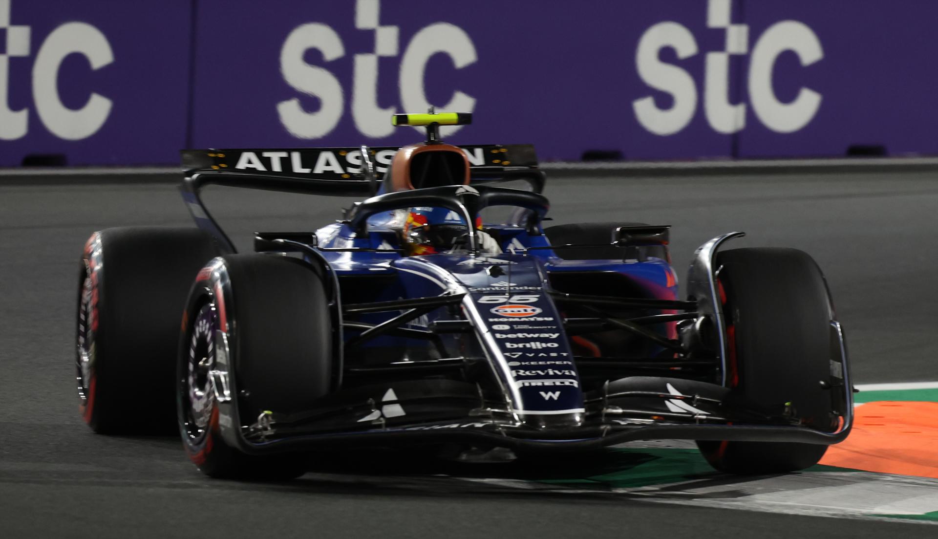 JEDDAH (Saudi Arabia), 18/04/2025.- El español Carlos Sainz (Williams), que marcó el quinto tiempo este viernes en los entrenamientos libres para el Gran Premio de Arabia Saudí, el quinto del Mundial de Fórmula Uno, en el circuito urbano de Yeda EFE/EPA/ALI HAIDER