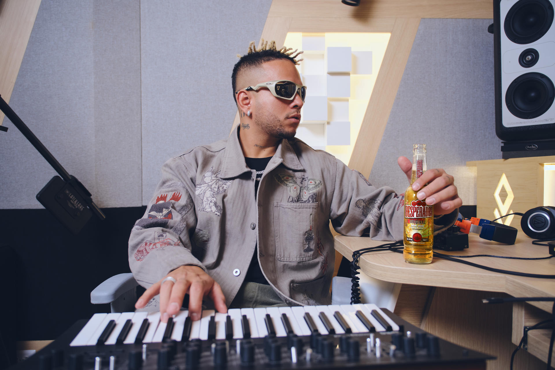 Como productor de cabecera de Karol G, el colombiano Ovy On The Drums ha ayudado a moldear la música latina de una forma similar a como el sueco Max Martin hizo con el pop de los 90, aunque de partida no lo acompañaran ni sus origenes humildes en la Comuna 13 de Medellín ni sus ambiciones personales. EFE/Desperados/TeamComunicación.