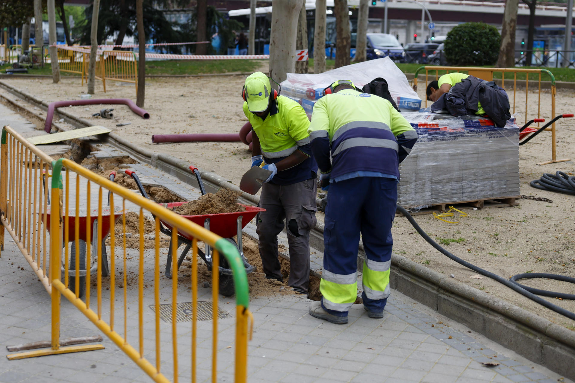 Madrid, 2 abr (EFE).- Trabajadores de la construcción en una calle de Madrid este miércoles. La afiliación a la Seguridad Social en España aumentó en 161.491 personas en marzo, hasta situarse en los 21.357.646, gracias al tirón de la hostelería que sumó 61.477 ocupados anticipando la llegada de la campaña de Semana Santa. Según los datos proporcionados por los Ministerios españoles de Seguridad Social y de Trabajo, este incremento está por debajo de los meses de marzo de los dos años anteriores, pero vuelve a colocar el total de ocupados por encima de los 21,3 millones. El total de ocupados vuelve a superar los 21,3 millones, cerca del máximo de 21,39 alcanzado en junio del año pasado.-EFE/ Mariscal