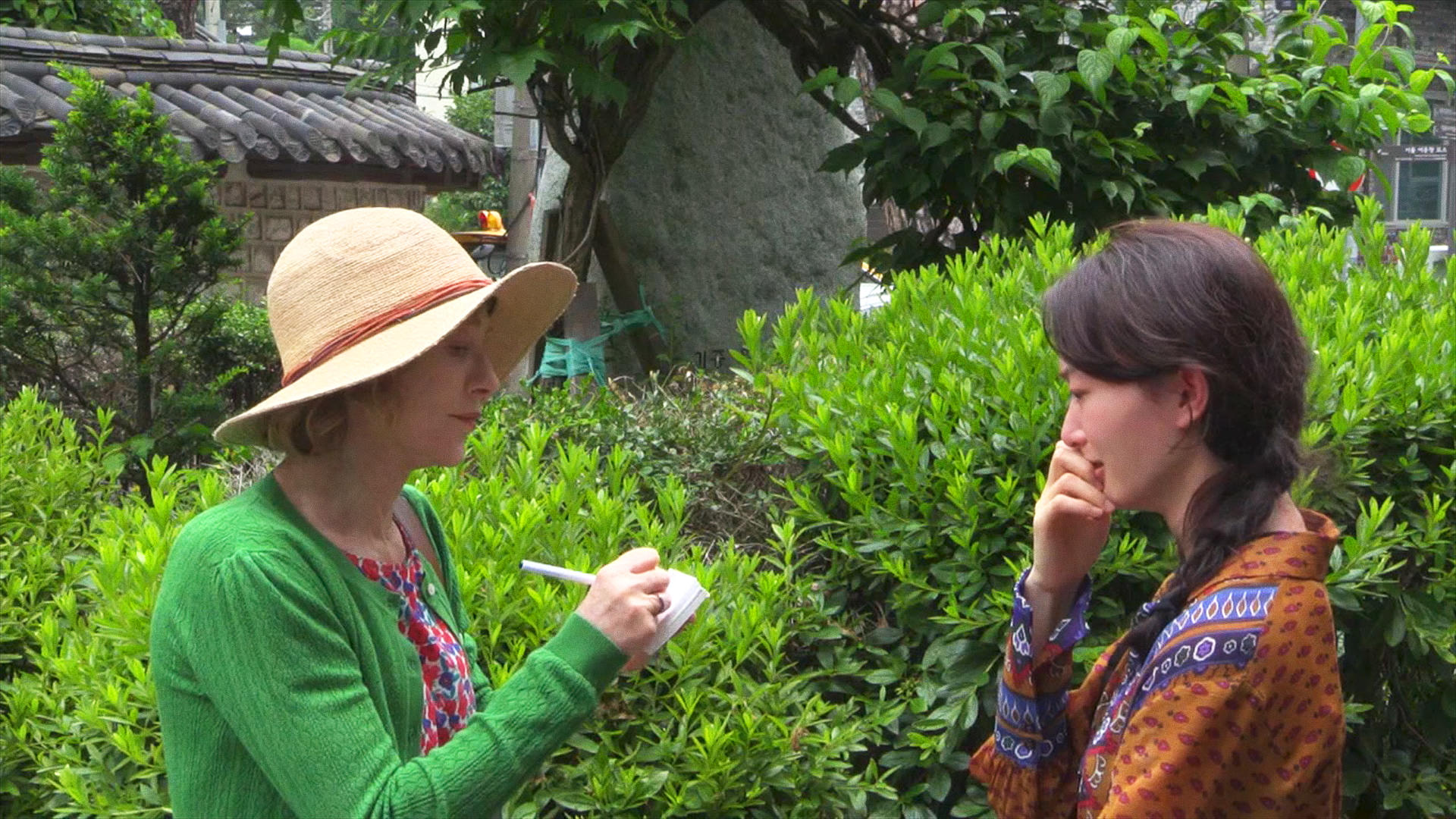 Isabelle Huppert interpreta a Iris, una mujer francesa que se instala en Corea dando clases de francés con un método poco ortodoxo, en esta divertida y deliciosa comedia sobre las relaciones humanas, que vuelve a unir a la mítica actriz con el cineasta coreano tras 'En otro país' y 'La cámara de Claire'. Foto cedida.