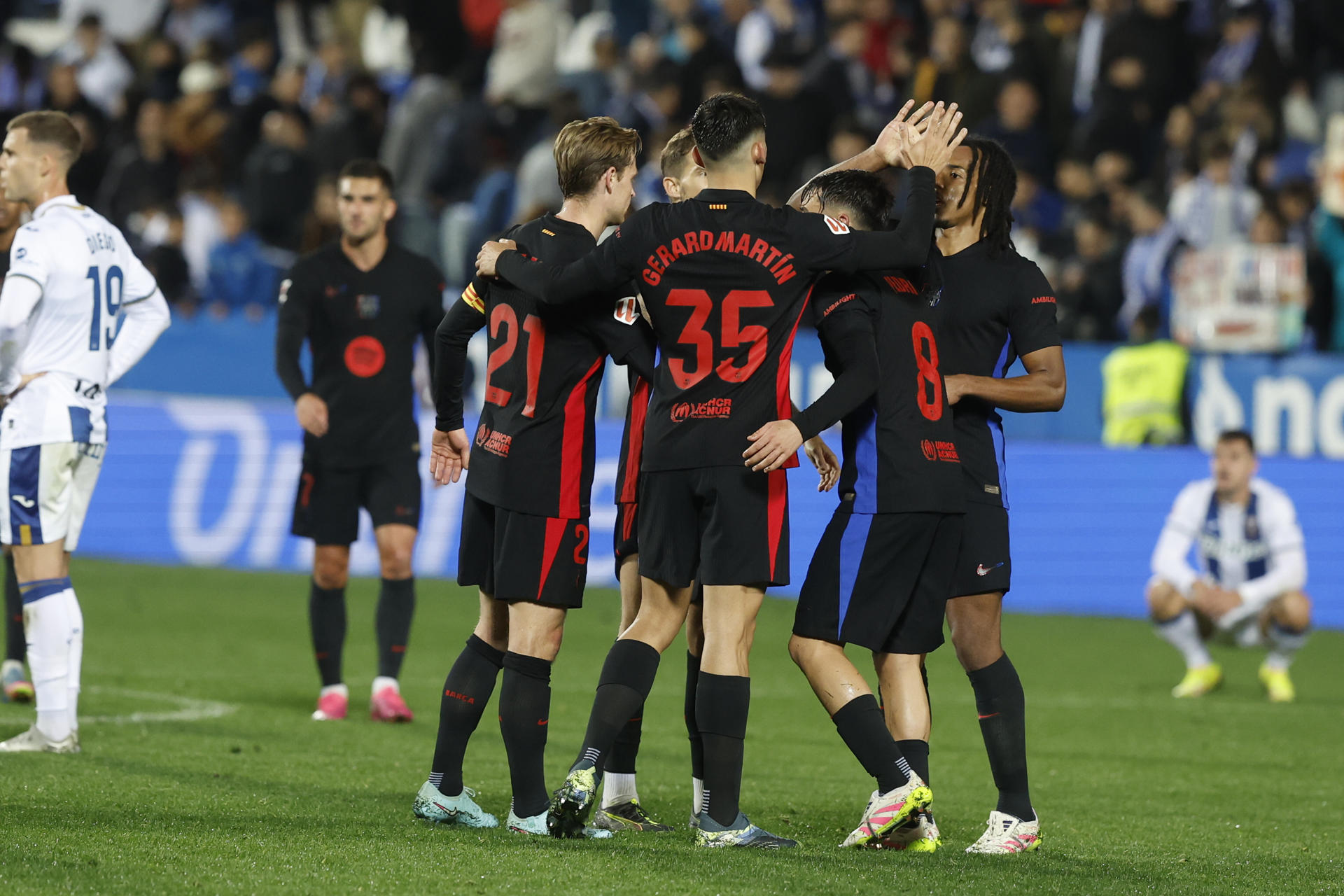 Los jugadores del Barcelona celebran la victoria ante el Leganés, al término del partido de la jornada 31 de LaLiga EA Sports que CD Leganés y FC Barcelona disputaron en el estadio de Butarque. EFE/Juan Carlos Hidalgo