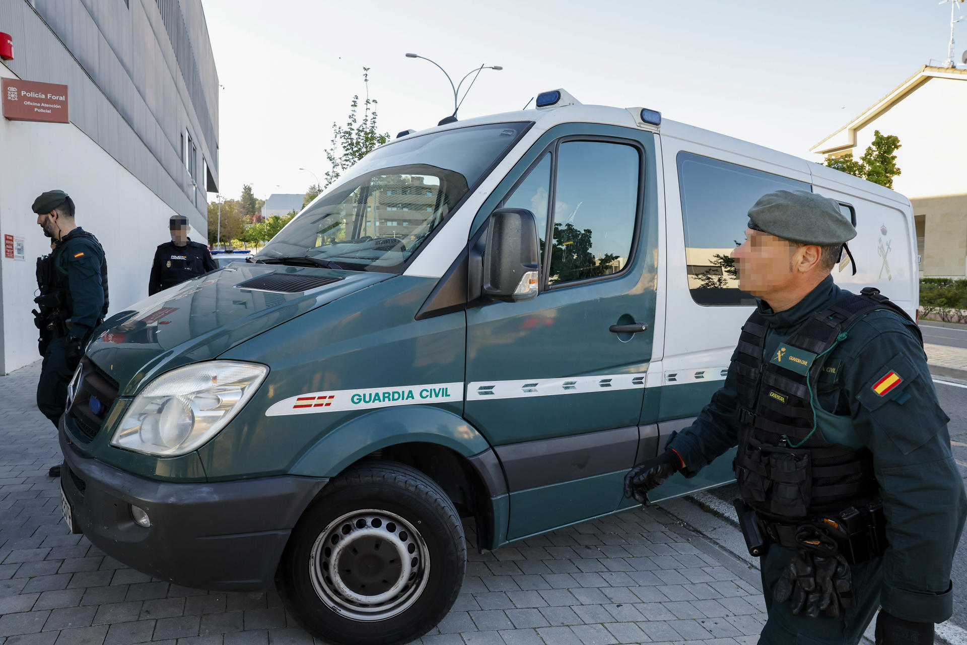 Vista del furgón donde se ha trasladado al presunto autor de los asesinatos de tres agricultores en Navarra y Lleida, Allal El Mourabit, que ha sido puesto este viernes a disposición del Juzgado de Instrucción número 3 del municipio navarro de Tudela, tras ser entregado el jueves por las autoridades francesas a España. EFE/ Villar Lopez