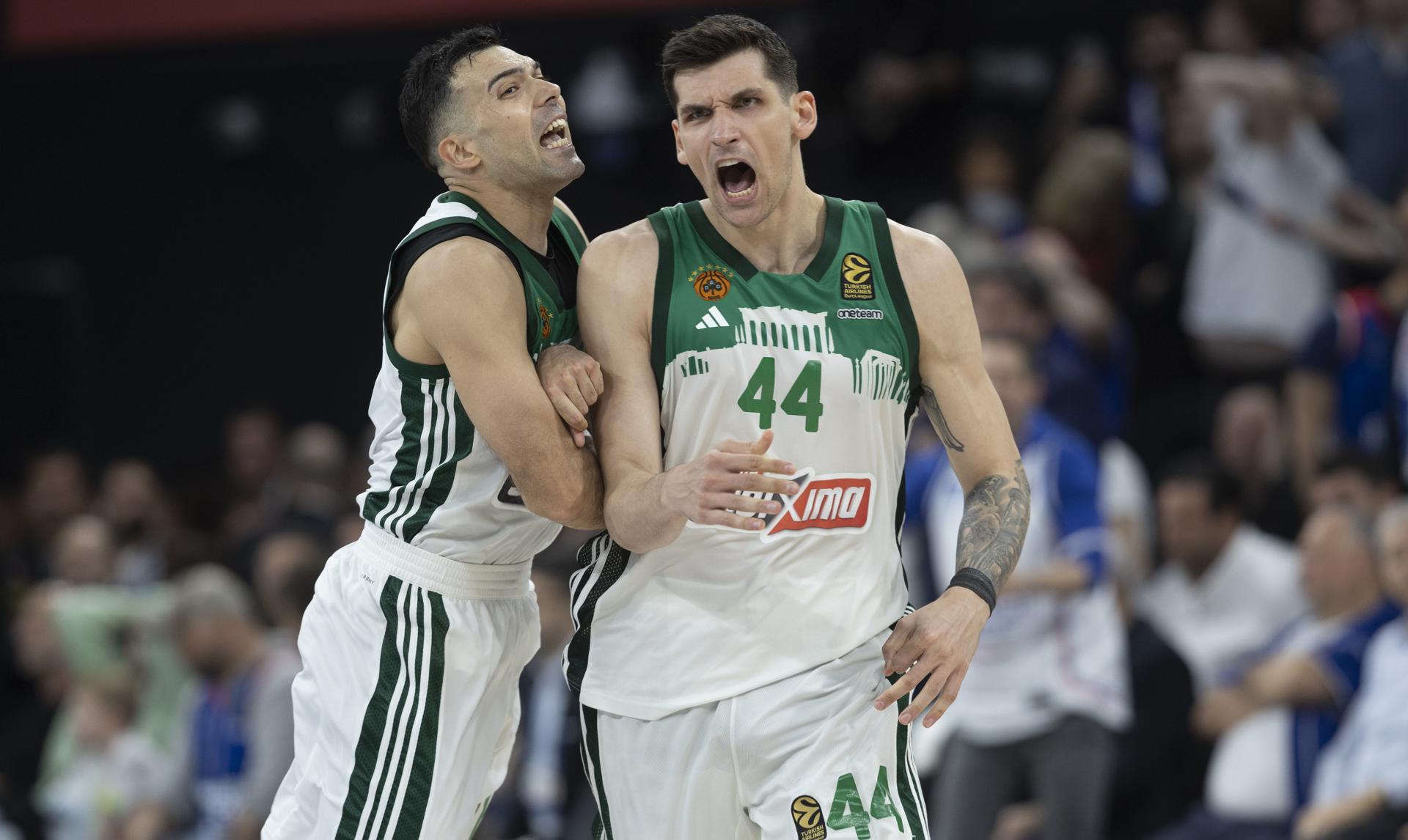 El jugador del Panathinaikos Konstantinos Mitoglou (d) y Kostas Sloukas icelebran una canasta en el partido de cuartos de la Eurliga que se juega en Estambu EFE/EPA/TOLGA BOZOGLU