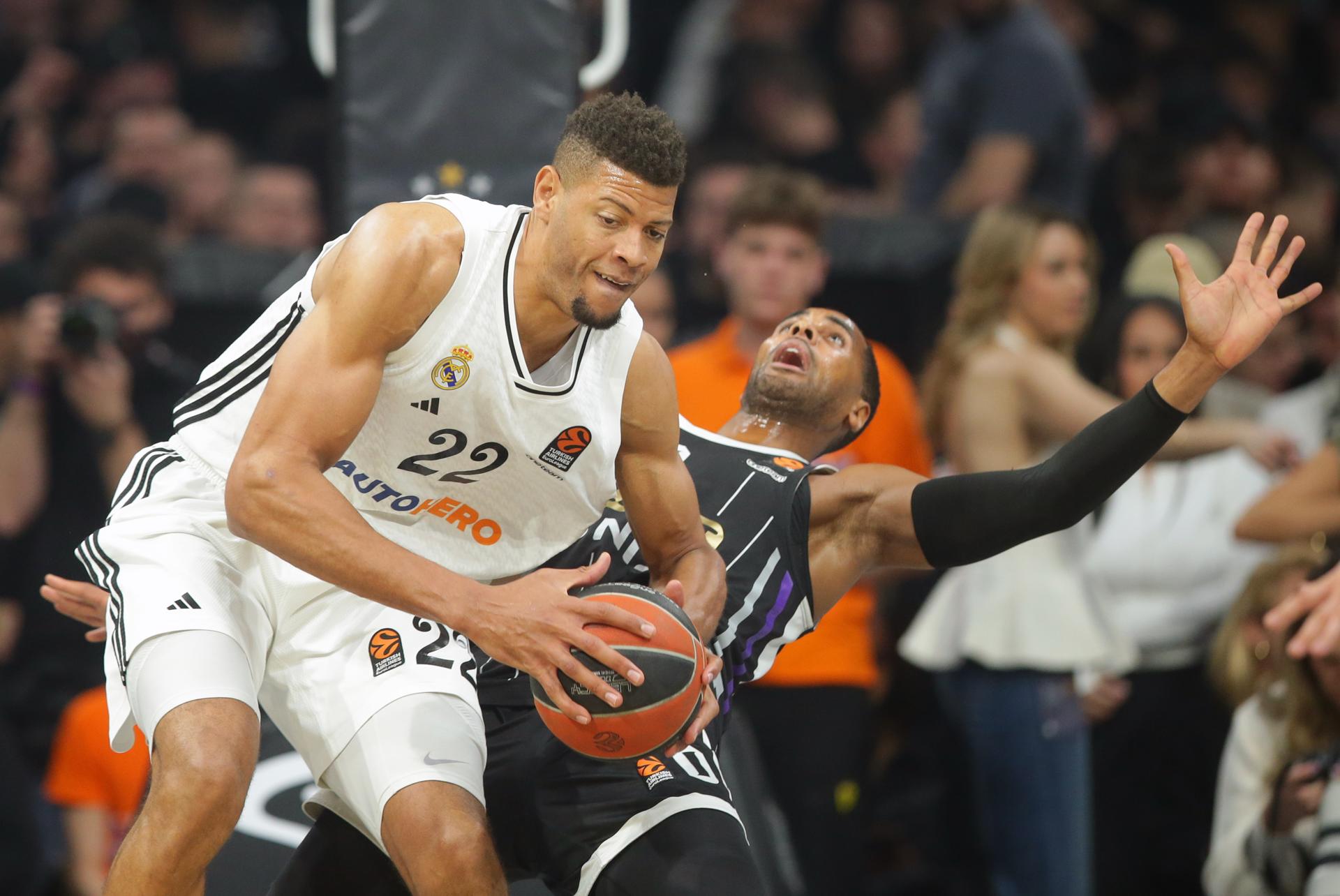 En la cruenta lucha por dibujar el escenario definitivo de la fase regular de la Euroliga, el Real Madrid cumplió este jueves con su parte al imponerse a domicilio al Partizan de Belgrado por 89-91 gracias a una canasta sobre la bocina del Walter Tavares y ahora deberá esperar a otros resultados para saber su posición final y cuál será su próximo rival. EFE/EPA/ANDREJ CUKIC
