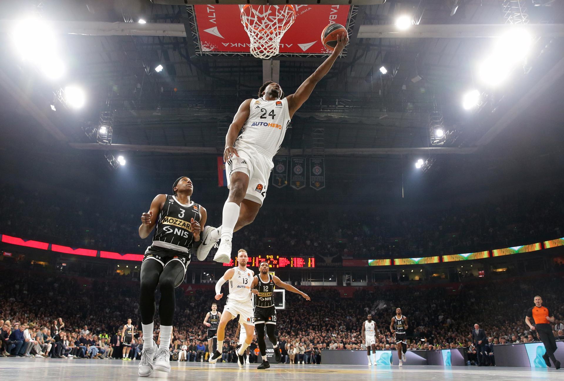 En la cruenta lucha por dibujar el escenario definitivo de la fase regular de la Euroliga, el Real Madrid cumplió este jueves con su parte al imponerse a domicilio al Partizan de Belgrado por 89-91 gracias a una canasta sobre la bocina del Walter Tavares y ahora deberá esperar a otros resultados para saber su posición final y cuál será su próximo rival. EFE/EPA/ANDREJ CUKIC