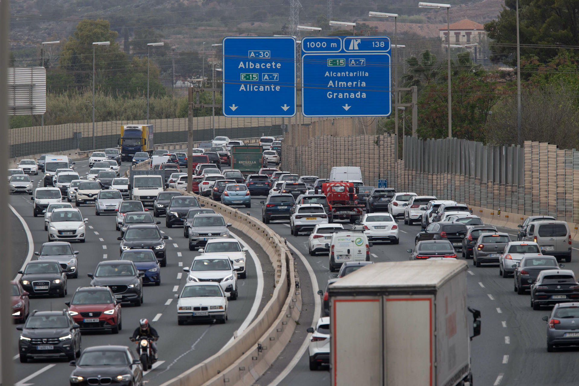 Imagen de archivo (11/04/2025) de retenciones de tráfico en la Autovía A-7 provocadas por la operación salida de las vacaciones de Semana Santa. EFE/Marcial Guillén