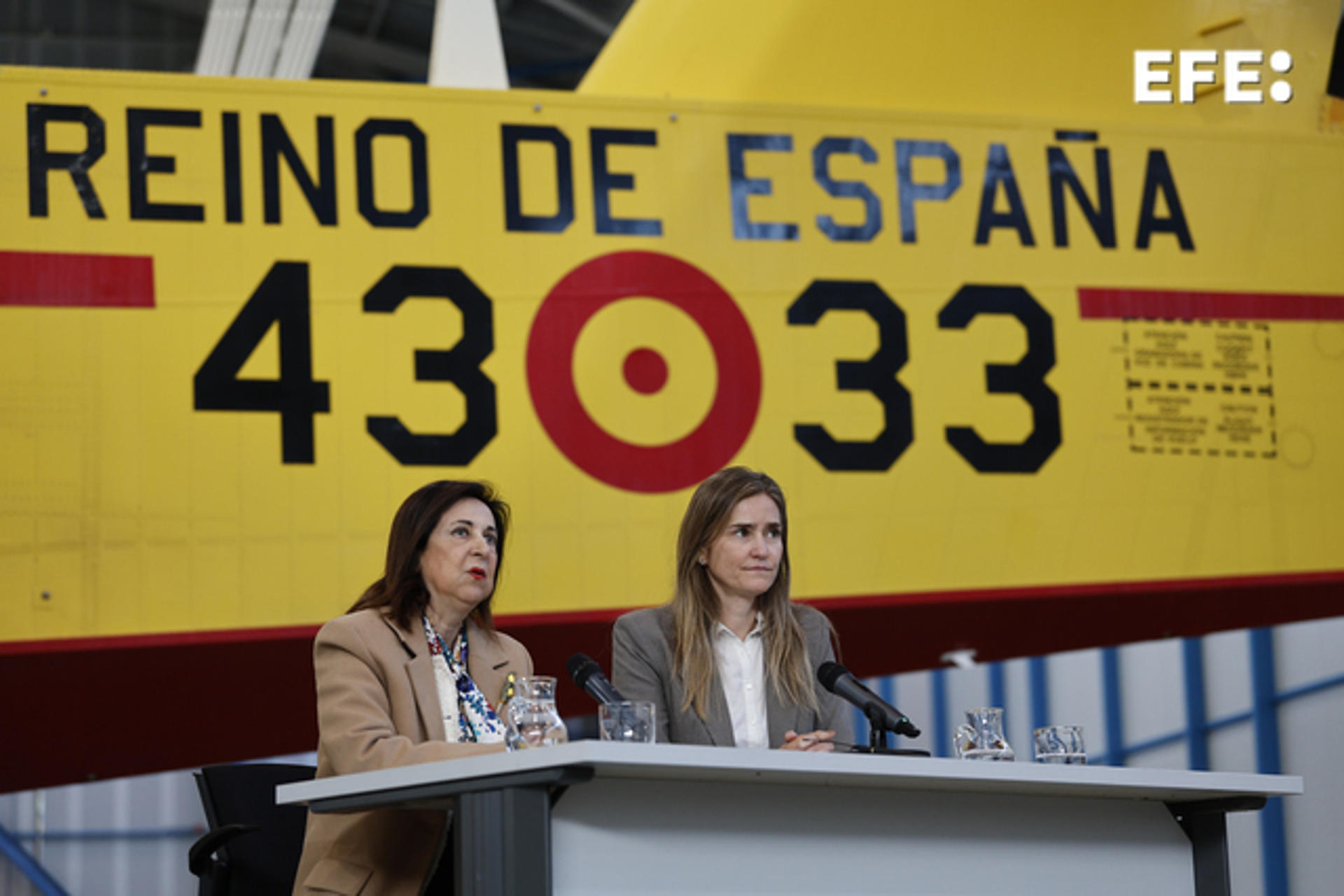 La ministra de Defensa, Margarita Robles (i), y la vicepresidenta tercera y ministra para la Transición Ecológica y Reto Demográfico, Sara Aagesen (d), reafirman en un acto la colaboración interministerial en la lucha contra incendios forestales, este miércoles, en Torrejón de Ardoz (Madrid). EFE/Rodrigo Jiménez