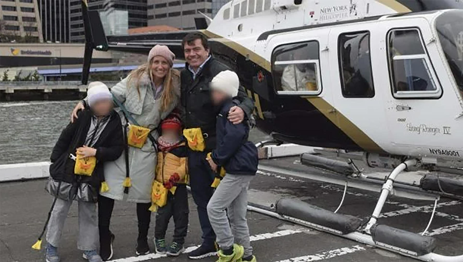 El español Agustín Escobar Cañadas, directivo de Siemens, su esposa, Mercè Camprubí Montal, también directiva en esta empresa, y sus tres hijos, son cinco de las seis víctimas mortales del accidente de helicóptero ocurrido este jueves en aguas del río Hudson, en Nueva York. En la imagen, la familia se fotografía antes de subir al helicóptero. EFE/ New York Helicopter Tours LLC *****SOLO USO EDITORIAL/SOLO DISPONIBLE PARA ILUSTRAR LA NOTICIA QUE ACOMPAÑA (CRÉDITO OBLIGATORIO) *****