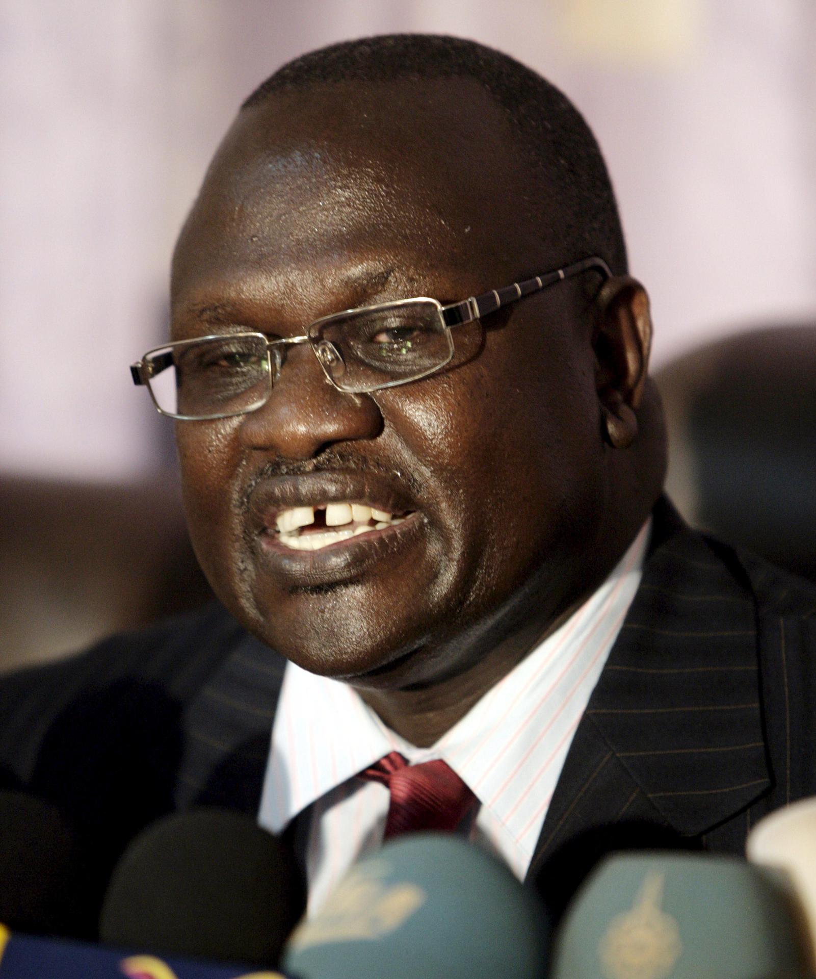 Imagen de archivo del vicepresidente sursudanés, Riek Machar, cuya detención ha desembocado en una grave crisis política en su país. EPA/PHILIP DHIL