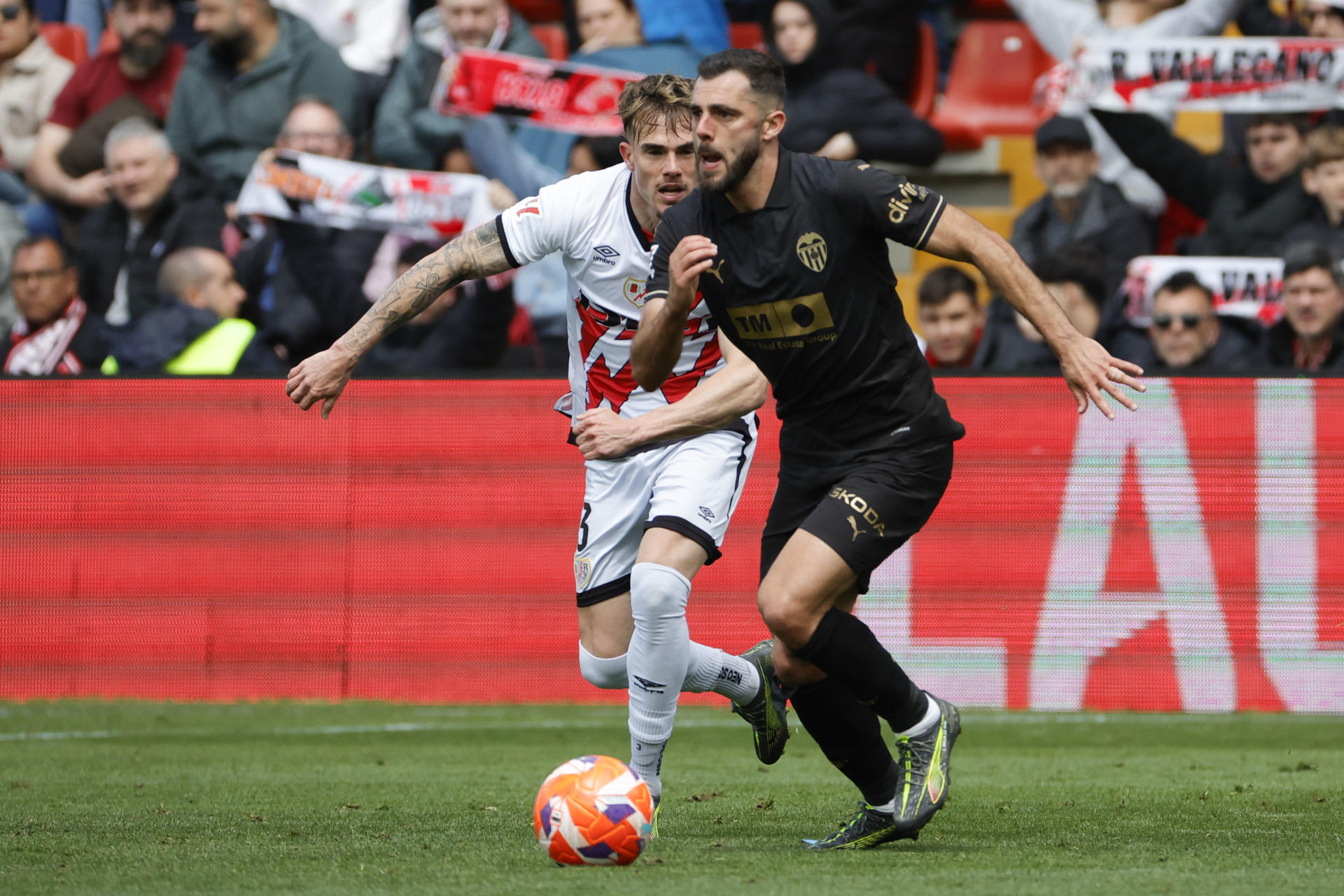 El defensa del Rayo Vallecano Pep Chavarría (i) persigue a Luis Rioja, del Valencia,en el estadio de Vallecas en foto de archivo de Zipi Aragón . EFE