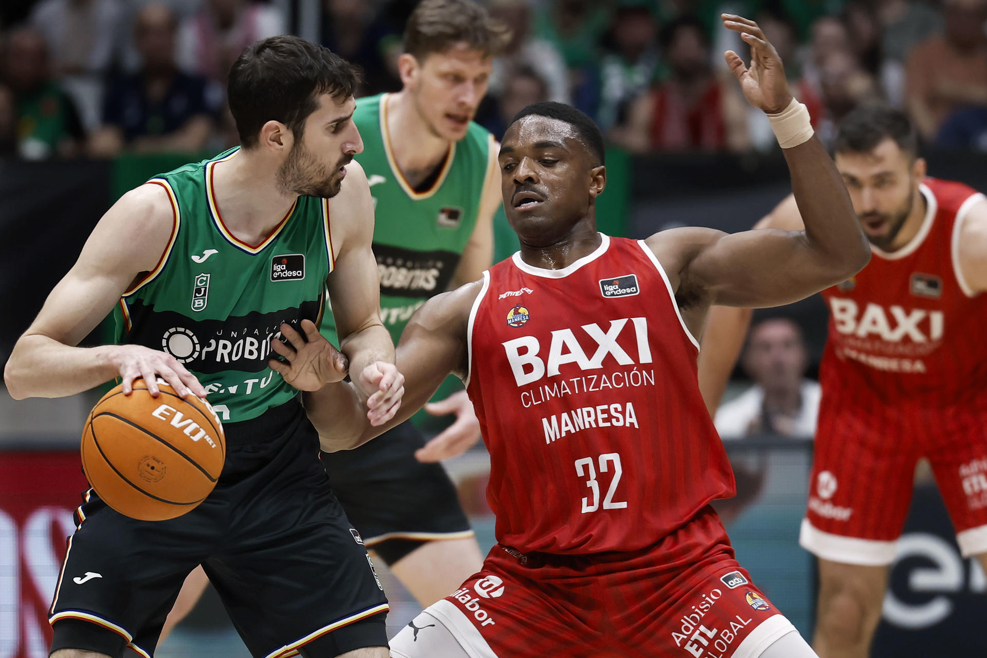 Vives (i), del Joventut de Badalona intenta avanzar ante la oposición de Obasohan (d), del Baxi Manresa, durante el partido de la Liga Endesa jugado este domingo en el Olímpic de Badalona. EFE/ Andreu Dalmau