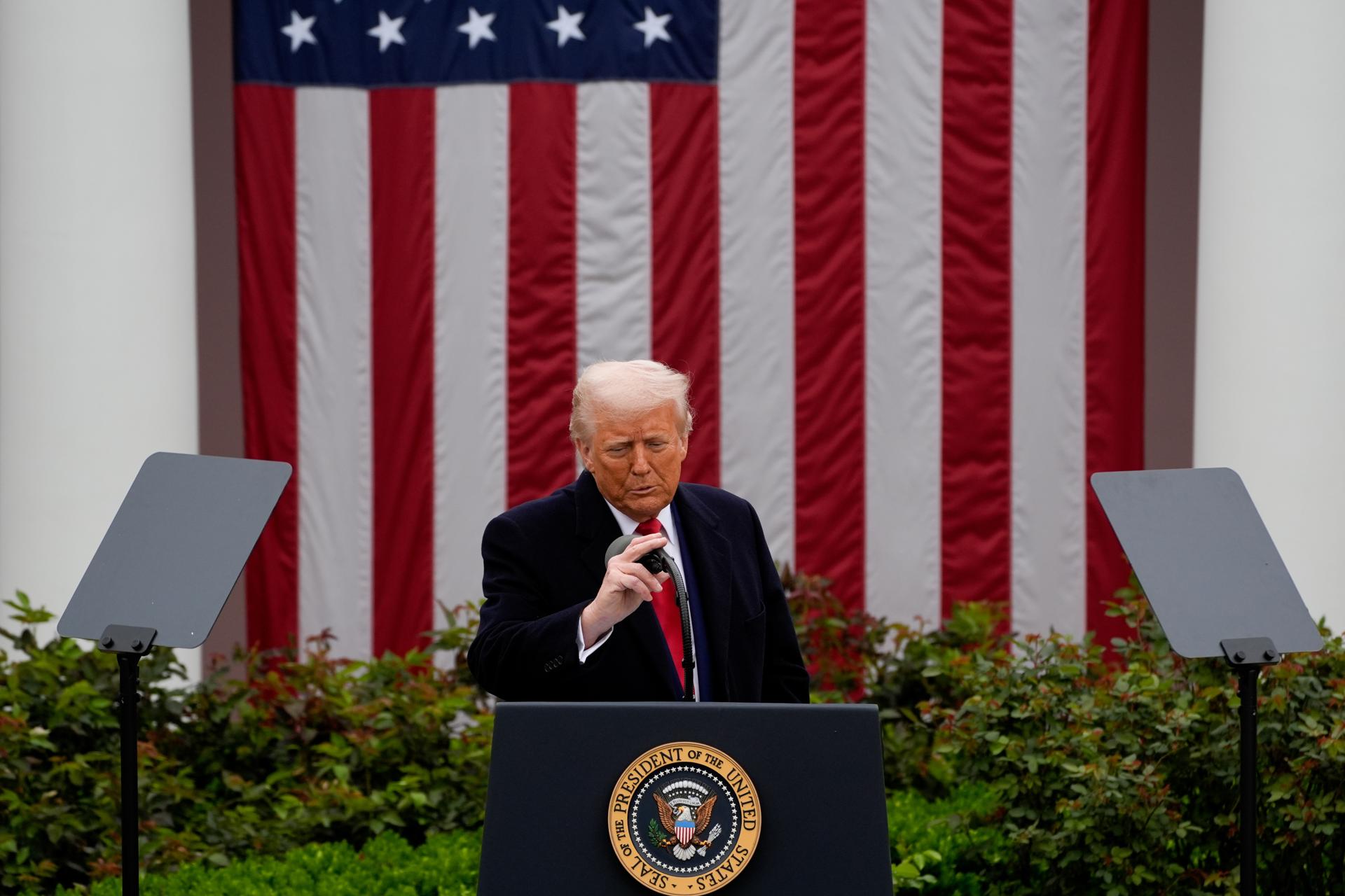 El presidente de EE.UU., Donald Trump, habla durante el anuncio sobre los aranceles en Washington, DC, EE.UU., el 2 de abril de 2025. EFE/EPA/KENT NISHIMURA / POOL