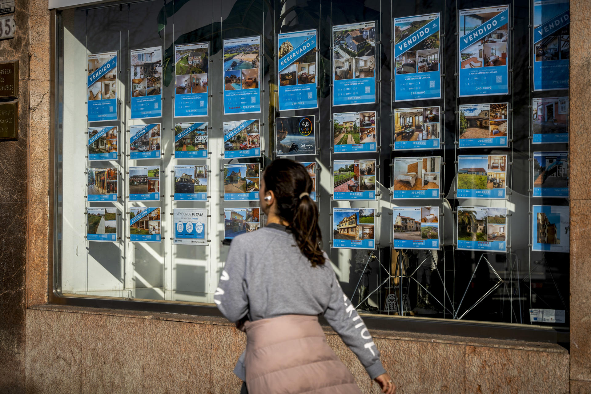 Imagen de archivo del escaparate de una inmobiliaria en Santander. EFE/ Román G. Aguilera