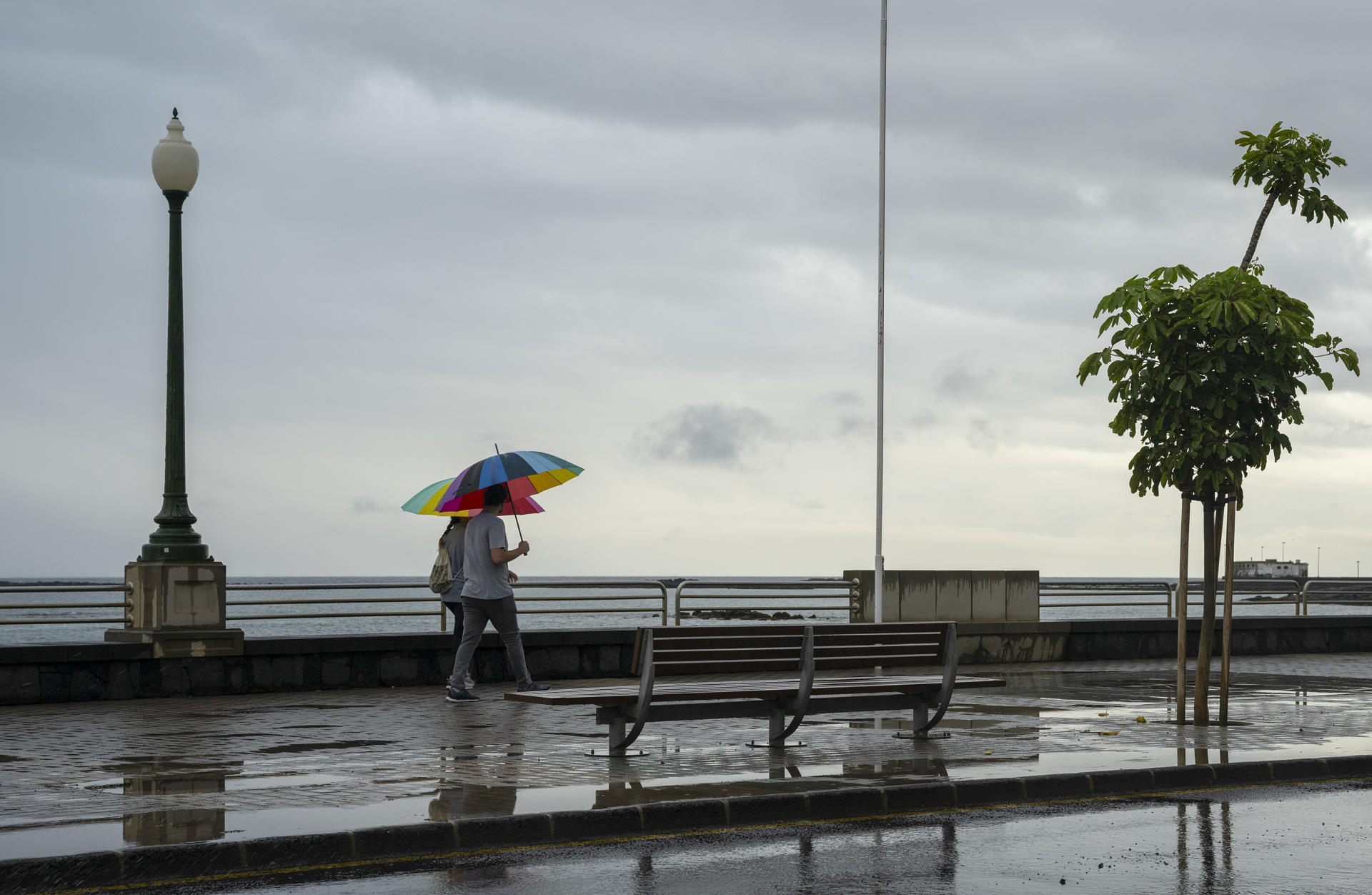 La borrasca 'Olivier' ha dejado lluvias fuertes en toda la isla de Lanzarote. En la imagen dos personas pasean por Arrecife. EFE/Adriel Perdomo