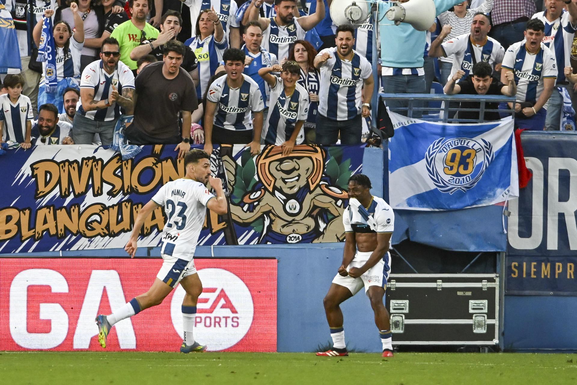 Munir El Haddadi (i) celebra el tanto del empate del Leganes ante el Girona en la prolongación. EFE/ Fernando Villar