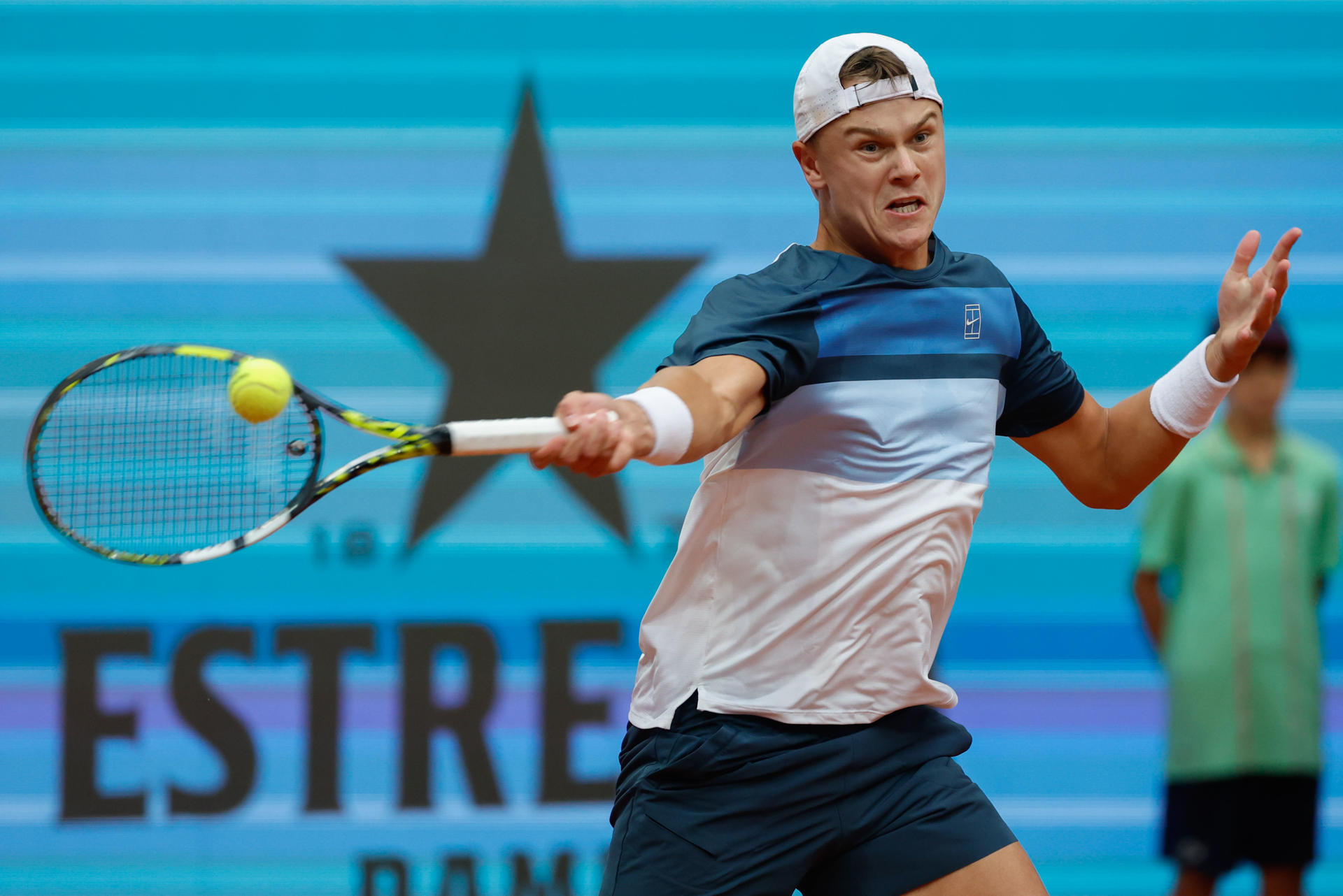 El danés Holger Rune antes de retirarse de su partido de segunda ronda contra el italiano Flavio Cobolli en el Masters 1000 de Madrid. EFE/ Juanjo Martin