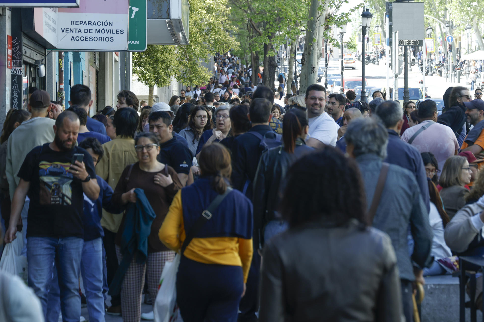 Una calle llena de personas este lunes, durante el apagón en Madrid. EFE/ Blanca Millez