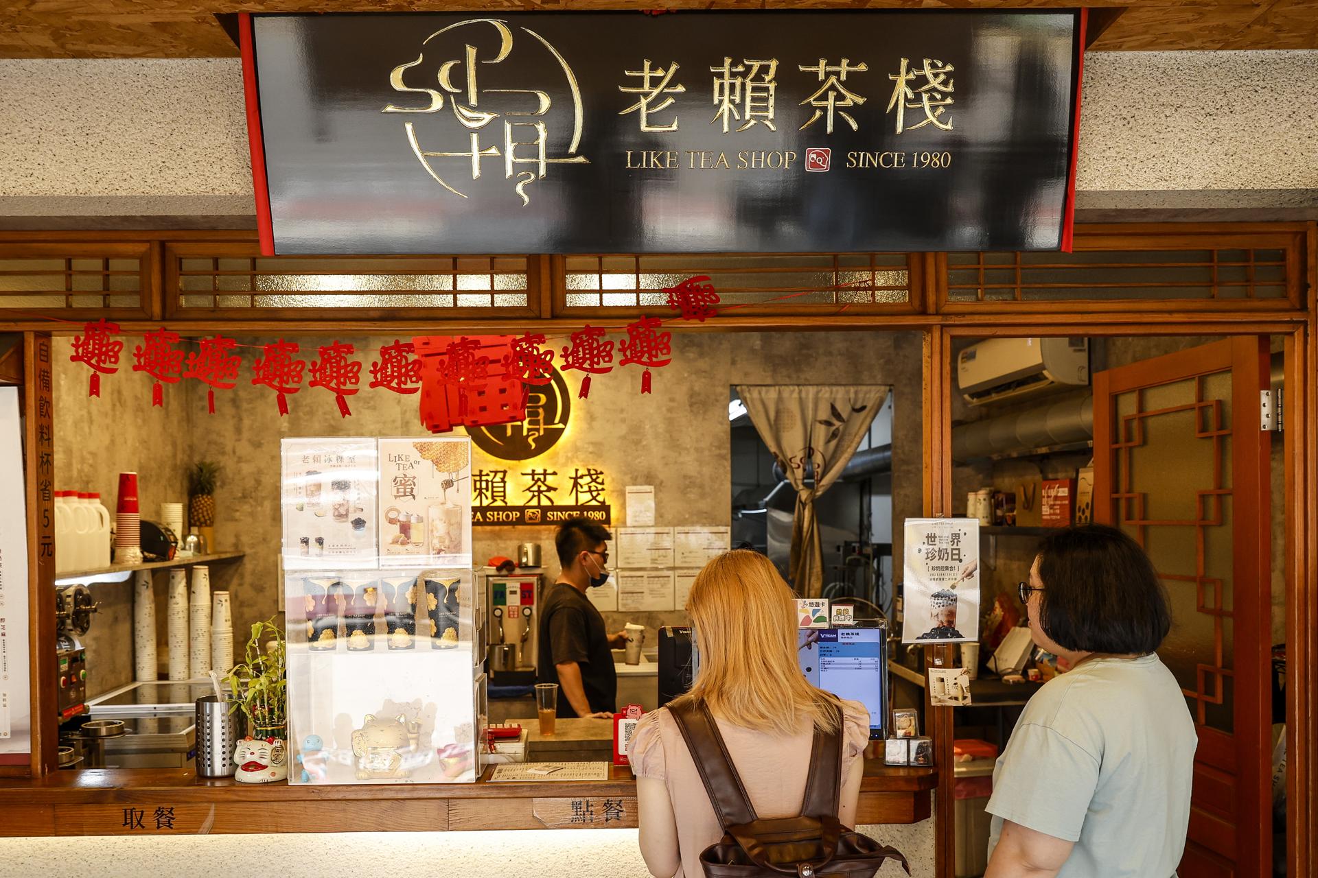 Unas personas esperan sus bebidas de té de burbujas ('bubble tea') en una tienda en Taipei, Taiwán, 30 de abril de 2025. EFE/EPA/RITCHIE B. TONGO