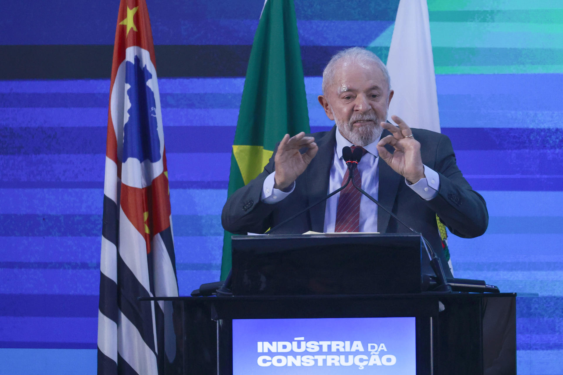 El presidente de Brasil Luiz Inácio Lula da Silva, participa en la inauguración de la mayor feria de la industria de la construcción este martes en Sao Paulo (Brasil). EFE/Sebastiao Moreira